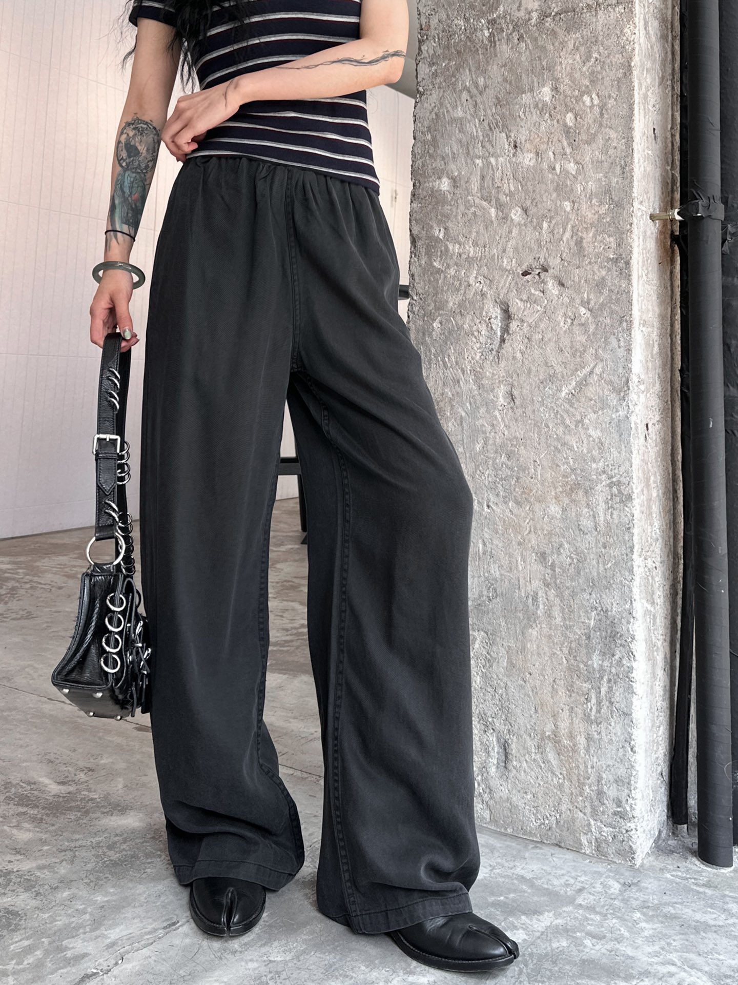 NO:329957,MM6｜New trousers, heavyweight Tencel denim fabric, comfortable, soft and delicate, exquisite and detailed physical details, straight-tube-modified leg shape, whole body-made old washing process, size sml [Washing instructions are made of silk-specific detergent, the water temperature should not exceed 40℃ during washing, squeeze and wash, avoid twisting, should be spread out and dry, do not expose the sun],,masion margiela,alexander wang19860909MM6｜新款长裤,重磅天丝牛仔面料,手感舒适柔软细腻,实物细节处理精致满分,直筒型修饰腿型,整身做旧水洗工艺,尺码sml ［洗涤须知采用丝质专用洗涤剂,洗涤时水温不超过40℃,挤压洗,忌拧绞,宜摊阴干,勿暴晒］,,masion margiela,alexander wang,Women's clothing