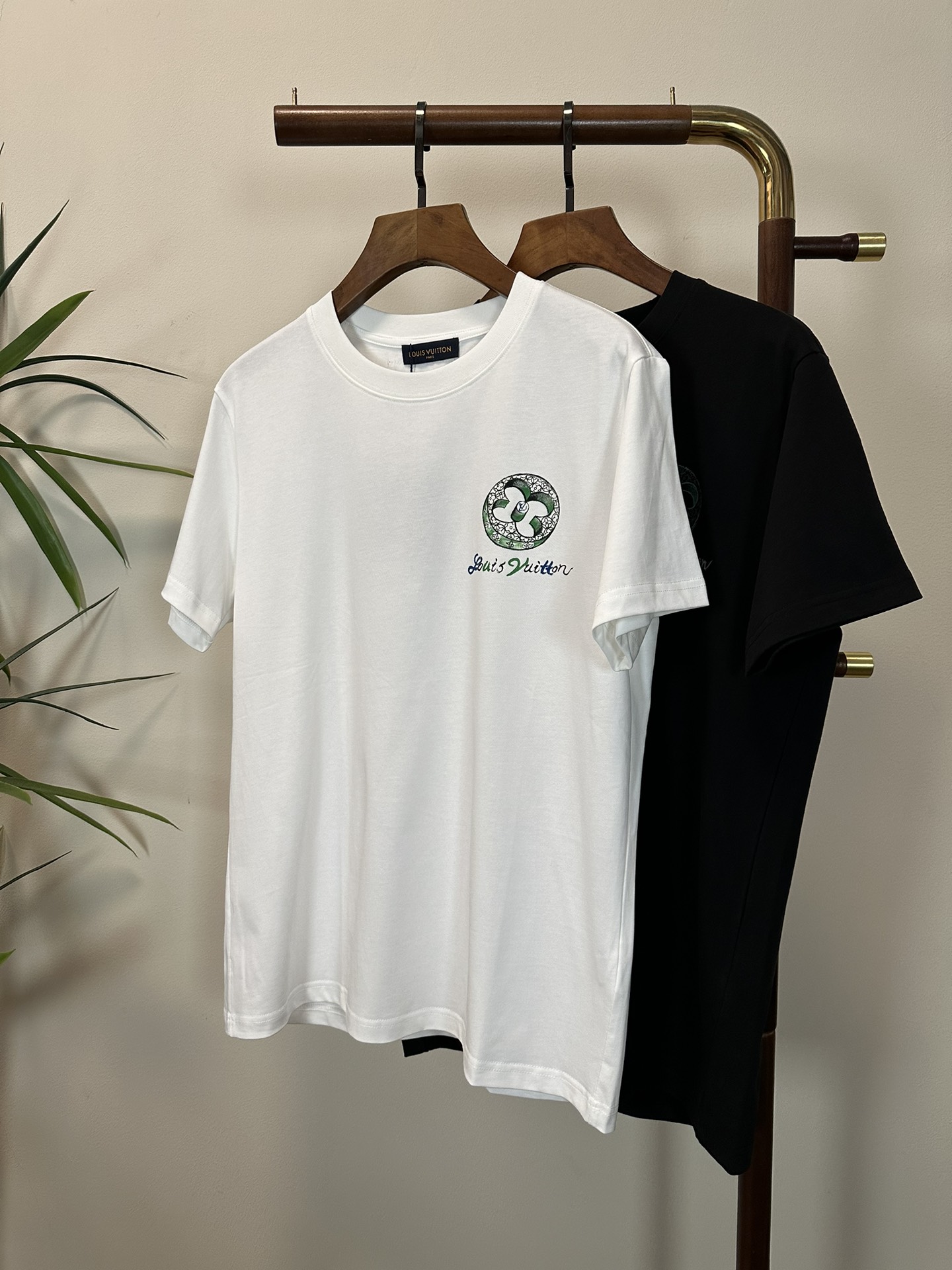 NO:134683,LV Louis Vuitton 2025 new round neck short-sleeved T-shirt high-end version!  Customized fabrics for counters are breathable and comfortable, with impeccable details, and the brand element design concept reflects high quality. The feel is delicate and soft!  It is casually cut, with a great upper body style!  S-XXL, louis vuitton,louis vuitton,t-shirt,tees,t-shirt,alexander wang19860909LV 路易威登2025新款 圆领 短袖 T恤 高端版本！专柜定制面料 透气舒适度高,细节无可挑剔,品牌元素设计理念,体现高品质.手感细腻柔软！呈现休闲裁剪,上身版型超赞！ 码数S-XXL,,louis vuitton,louis vuitton,T-shirt,tees，t-shirt,alexander wang,Men's clothing