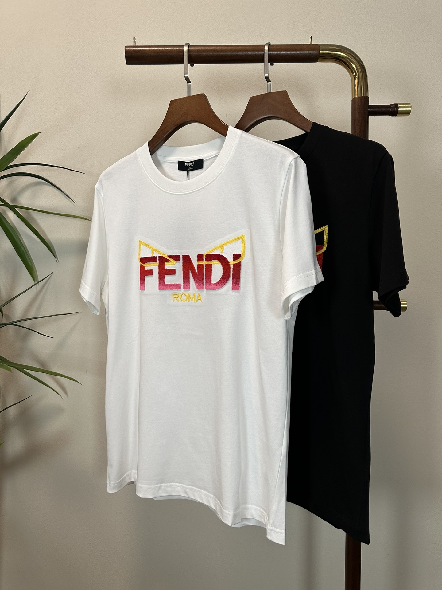 NO:134680,FD Fendi 2025 new round neck short-sleeved T-shirt high-end version!  Customized fabrics for counters are breathable and comfortable, with impeccable details, and the brand element design concept reflects high quality. The feel is delicate and soft!  It is casually cut, with a great upper body style!  S-XXL, fendi, T-shirt,tees, t-shirt,alexander wang19860909FD 芬迪2025新款 圆领 短袖 T恤 高端版本！专柜定制面料 透气舒适度高,细节无可挑剔,品牌元素设计理念,体现高品质.手感细腻柔软！呈现休闲裁剪,上身版型超赞！ 码数S-XXL,,fendi,T-shirt,tees，t-shirt,alexander wang,Men's clothing