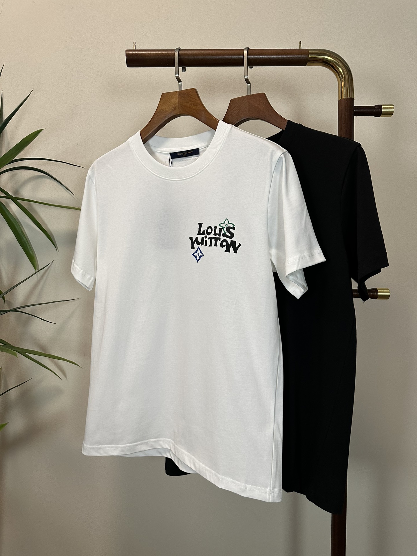 NO:134677,LV Louis Vuitton 2025 new round neck short-sleeved T-shirt high-end version!  Customized fabrics for counters are breathable and comfortable, with impeccable details, and the brand element design concept reflects high quality. The feel is delicate and soft!  It is casually cut, with a great upper body style!  S-XXL, louis vuitton,louis vuitton,t-shirt,tees,t-shirt,alexander wang19860909LV 路易威登 2025新款 圆领 短袖 T恤 高端版本！专柜定制面料 透气舒适度高,细节无可挑剔,品牌元素设计理念,体现高品质.手感细腻柔软！呈现休闲裁剪,上身版型超赞！ 码数S-XXL,,louis vuitton,louis vuitton,T-shirt,tees，t-shirt,alexander wang,Men's clothing