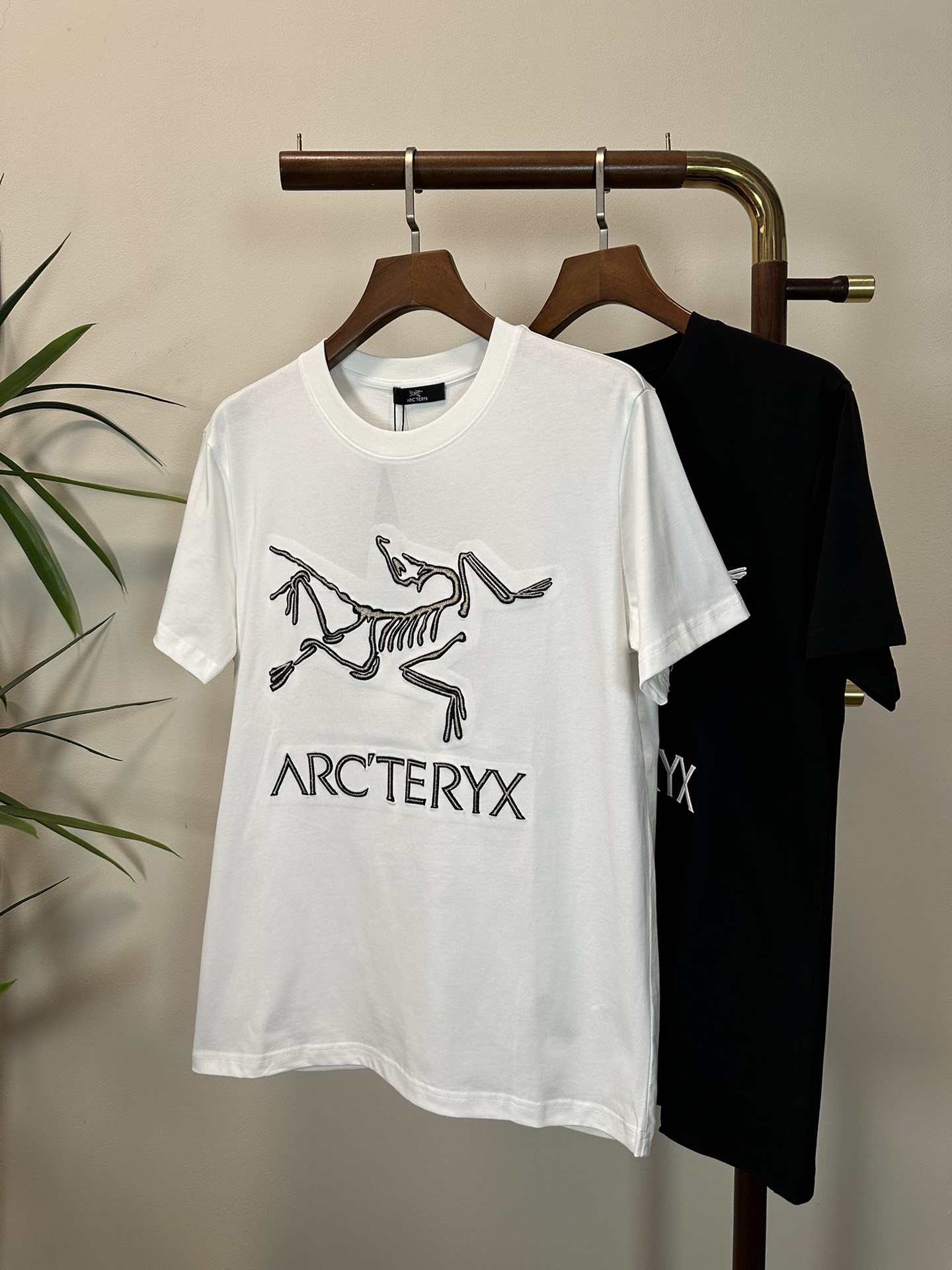 NO:134674,ARC Archaeopteryx 2025 new round neck short-sleeved T-shirt high-end version!  Customized fabrics for counters are breathable and comfortable, with impeccable details, and the brand element design concept reflects high quality. The feel is delicate and soft!  It is casually cut, with a great upper body style!  S-XXL, arc'teryx, T-shirt,tees, t-shirt,alexander wang19860909ARC 始祖鸟 2025新款 圆领 短袖 T恤 高端版本！专柜定制面料 透气舒适度高,细节无可挑剔,品牌元素设计理念,体现高品质.手感细腻柔软！呈现休闲裁剪,上身版型超赞！ 码数S-XXL,arc'teryx,T-shirt,tees，t-shirt,alexander wang,Men's clothing