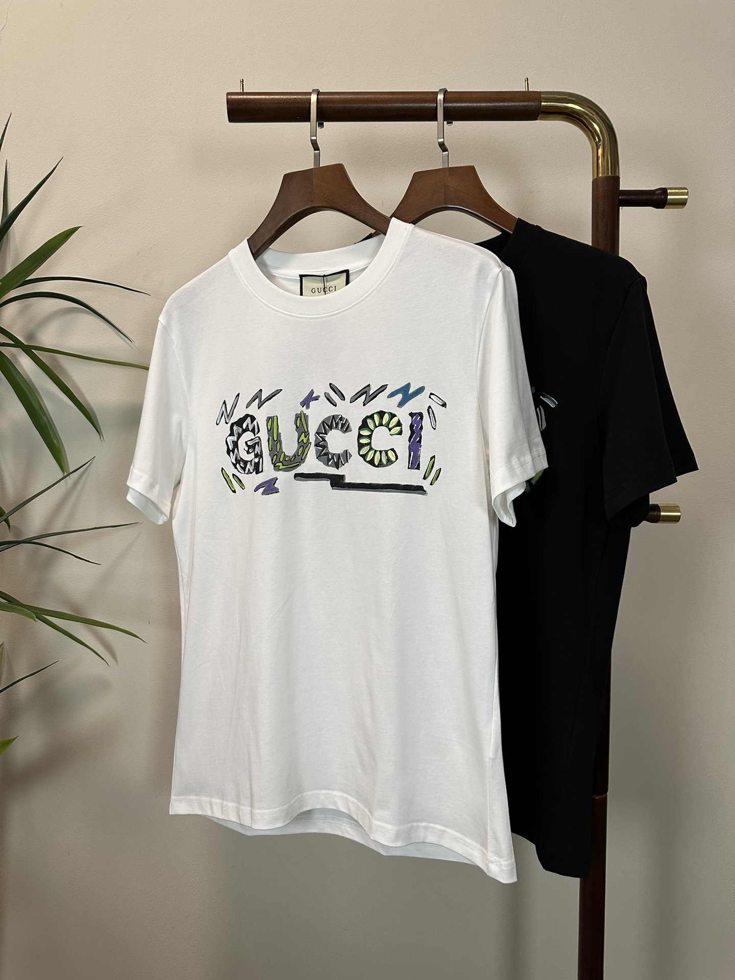 NO:134671,GU Gucci 2025 new round neck short-sleeved T-shirt high-end version!  Customized fabrics for counters are breathable and comfortable, with impeccable details, and the brand element design concept reflects high quality. The feel is delicate and soft!  It is casually cut, with a great upper body style!  S-XXL, gucci, T-shirt,tees, t-shirt,alexander wang19860909GU 古驰 2025新款 圆领 短袖 T恤 高端版本！专柜定制面料 透气舒适度高,细节无可挑剔,品牌元素设计理念,体现高品质.手感细腻柔软！呈现休闲裁剪,上身版型超赞！ 码数S-XXL,,gucci,T-shirt,tees，t-shirt,alexander wang,Men's clothing