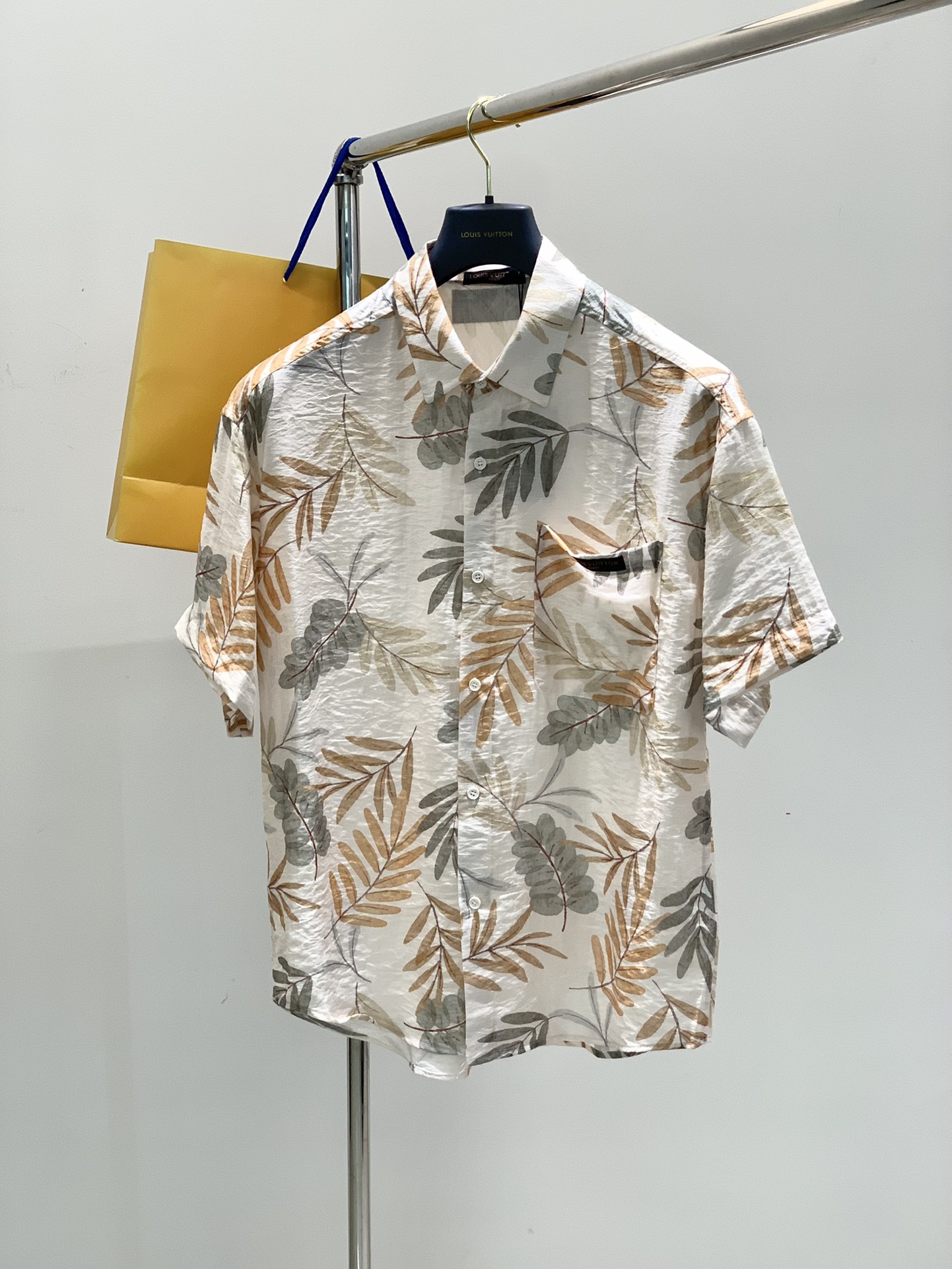 NO:132700,,LouisVuitton, the latest model for summer 2025, available at the counter at the same time, original singles, fashionable and casual short-sleeved shirt, very distinctive on the upper body!  Eye-catching and highlighted, imported original fabric, top-level printed craft letter pattern decorative logo, simple but not lacking in fashion, classic and atmospheric, comfortable and breathable, handsome and stylish on the upper body, code M-2XL,, louis vuitton, louis vuitton,shirts,T-shirt,alexander wang19860909,LouisVuitton 路易威登,2025夏季最新款,专柜同步有售,原单狠货,时尚休闲短袖衬衫,上身很有特点！吸睛而有亮点,进口原版面料,顶级印花工艺字母图案装饰Logo,简单而不失时尚,经典大气,舒适透气,上身帅气有型,码数M-2XL,,louis vuitton,louis vuitton,shirts,T-shirt,alexander wang,Men's clothing