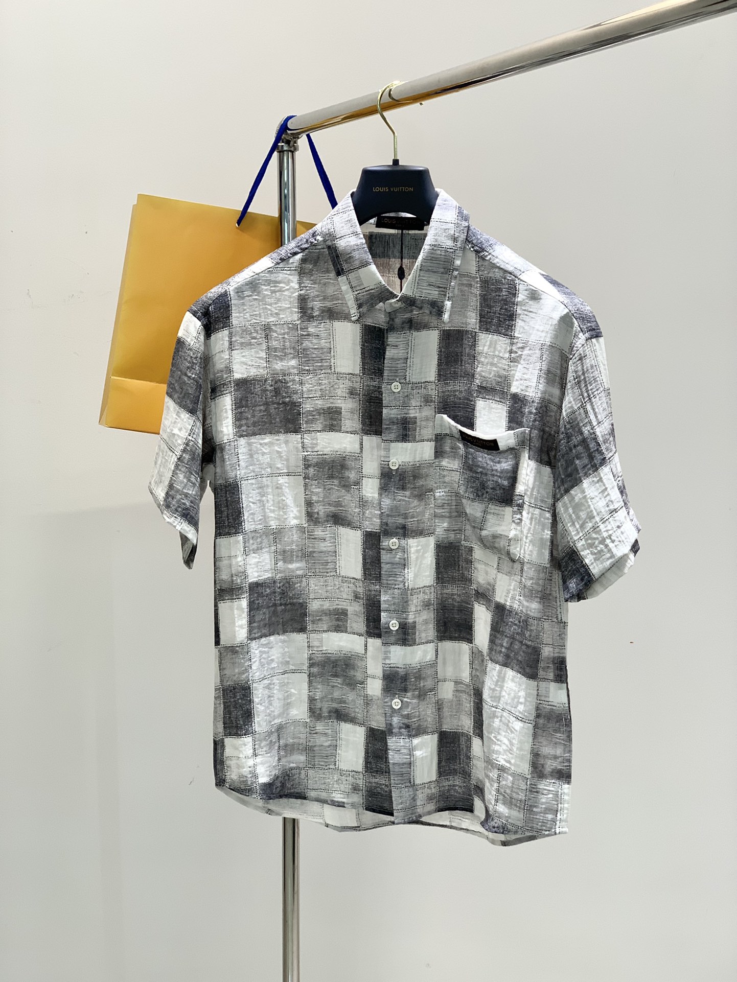 NO:132699,,LouisVuitton, the latest model for summer 2025, available at the counter at the same time, original singles, fashionable and casual short-sleeved shirt, very distinctive on the upper body!  Eye-catching and highlighted, imported original fabric, top-level printed craft letter pattern decorative logo, simple but not lacking in fashion, classic and atmospheric, comfortable and breathable, handsome and stylish on the upper body, code M-2Xl, louis vuitton, louis vuitton,shirts,T-shirt,alexander wang19860909,LouisVuitton 路易威登,2025夏季最新款,专柜同步有售,原单狠货,时尚休闲短袖衬衫,上身很有特点！吸睛而有亮点,进口原版面料,顶级印花工艺字母图案装饰Logo,简单而不失时尚,经典大气,舒适透气,上身帅气有型,码数M-2Xl,,louis vuitton,louis vuitton,shirts,T-shirt,alexander wang,Men's clothing