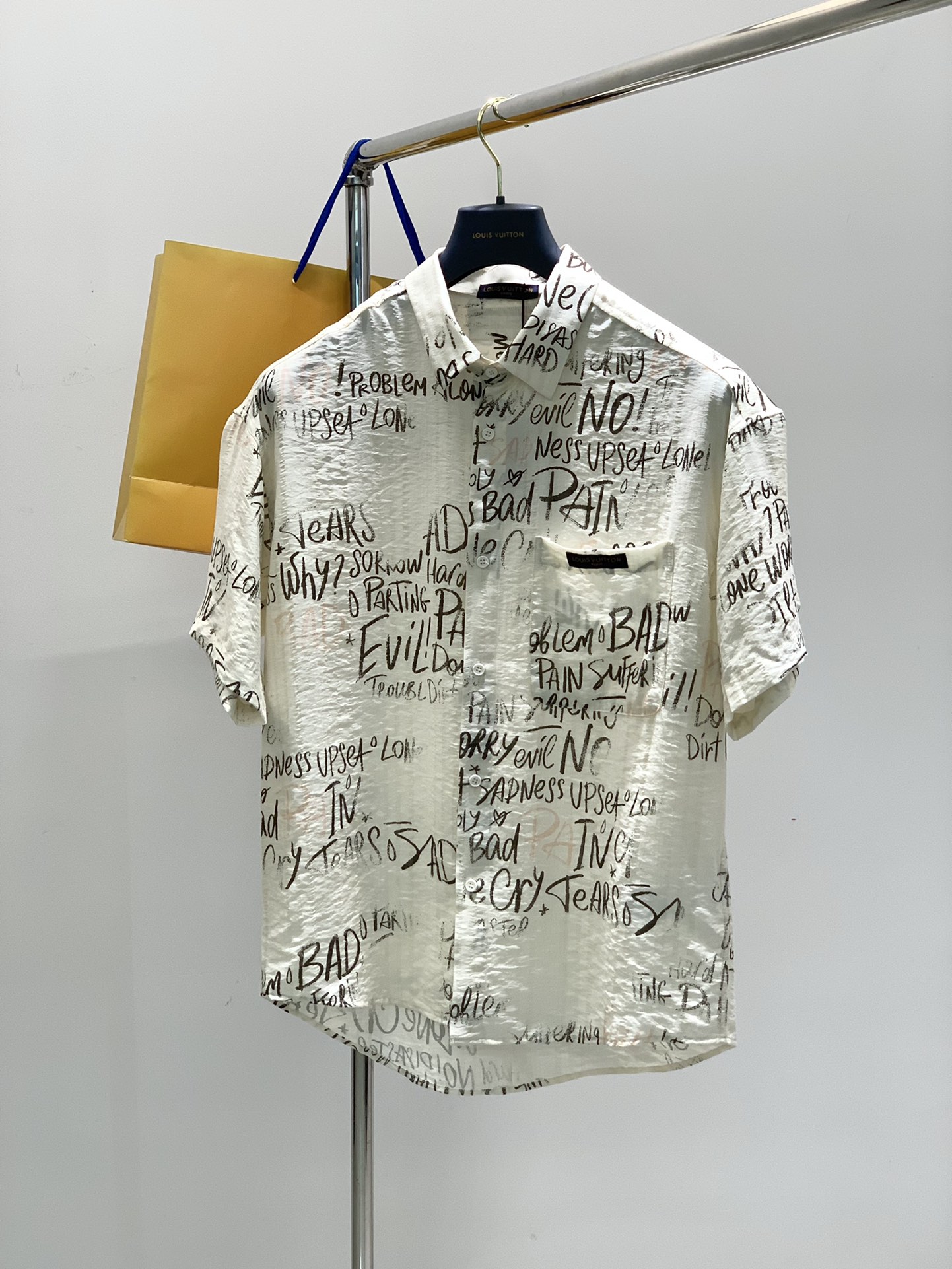 NO:132679,,LouisVuitton, the latest model for summer 2025, available at the counter at the same time, original singles, fashionable and casual short-sleeved shirt, very distinctive on the upper body!  Eye-catching and highlighted, imported original fabric, top-level printed craft letter pattern decorative logo, simple but not lacking in fashion, classic and atmospheric, comfortable and breathable, handsome and stylish on the upper body, code M-2XL,, louis vuitton, louis vuitton,shirts,T-shirt,alexander wang19860909,LouisVuitton 路易威登,2025夏季最新款,专柜同步有售,原单狠货,时尚休闲短袖衬衫,上身很有特点！吸睛而有亮点,进口原版面料,顶级印花工艺字母图案装饰Logo,简单而不失时尚,经典大气,舒适透气,上身帅气有型,码数M-2XL,,louis vuitton,louis vuitton,shirts,T-shirt,alexander wang,Men's clothing