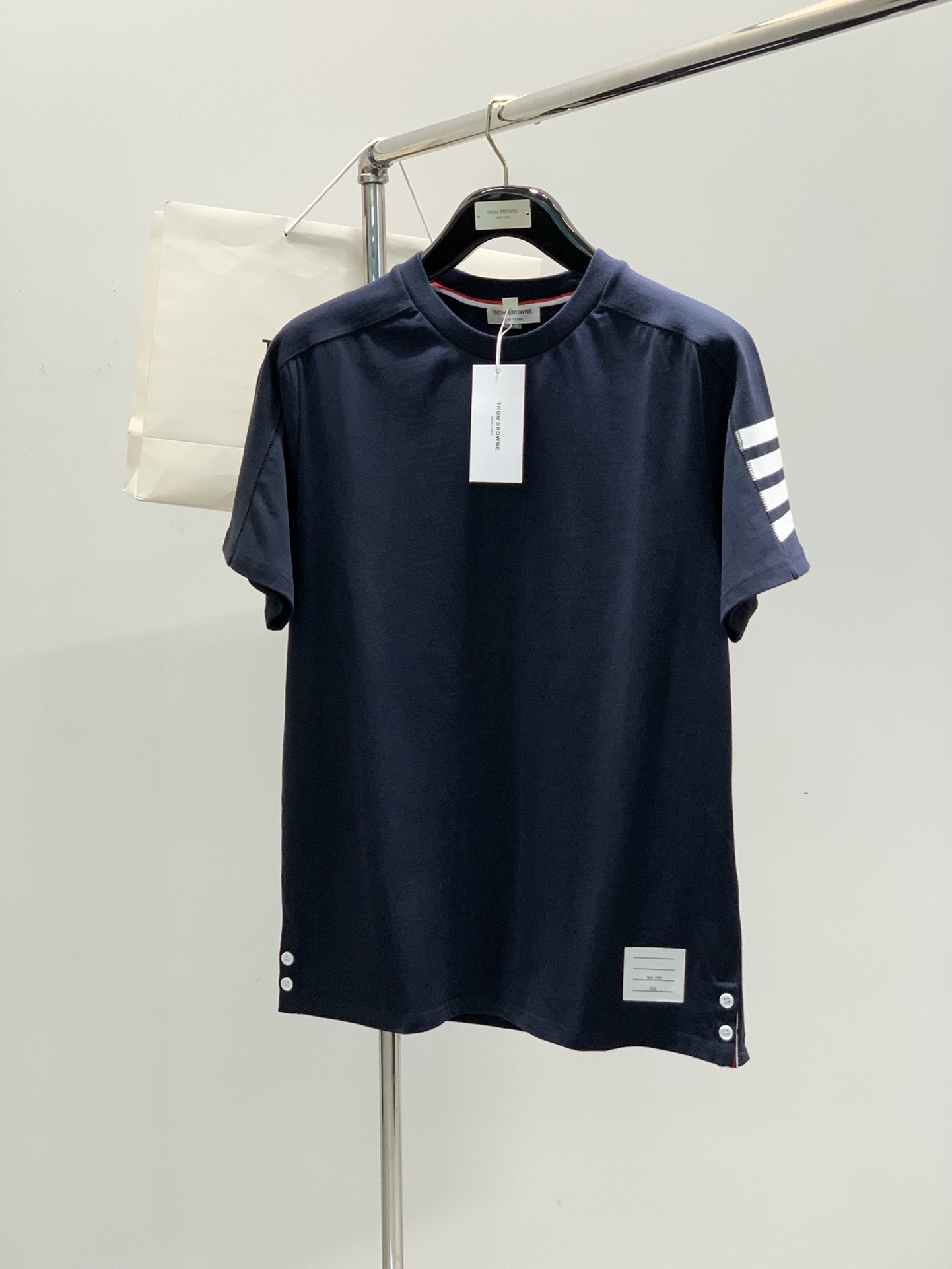 NO:132686,,Thom Browne Tom Brown 2025 summer latest product, fashionable and casual round neck short-sleeved T-shirt, available at the counter, original single product, imported original fabric, excellent comfort, top-grade printing craft letter pattern logo, extremely high grade, calm and versatile, handsome and stylish on the upper body, 3 colors recommendation, code number M-3XL, thom browne, T-shirt, tees, t-shirt, alexander wang19860909,Thom Browne 汤姆·布朗 2025夏季最新品,时尚休闲圆领短袖T恤,专柜同步有售,原单狠货,采用进口原版面料,舒适度极佳,顶级印花工艺字母图案logo,档次极高,从容百搭,上身帅气有型,3色推荐,码数M-3XL,,thom browne,T-shirt,tees，t-shirt,alexander wang,Men's clothing