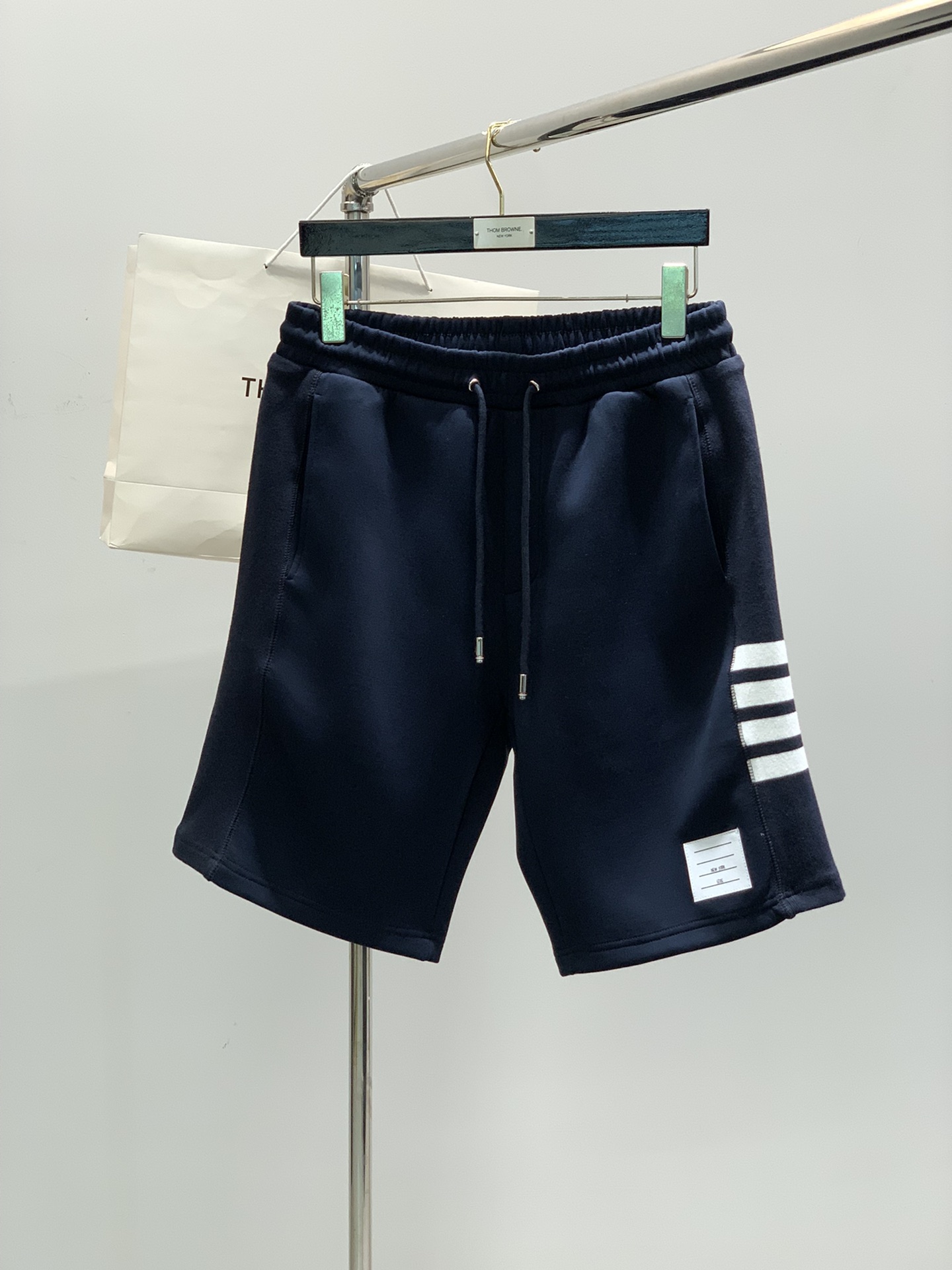 NO:132697,,Thom Browne The latest products of spring and summer 2025, fashionable casual shorts, available at the counter, original singles, imported original fabric, excellent comfort, top-grade printing craft letter pattern logo, original hardware accessories, extremely high grade, calm and versatile, handsome and stylish, 3 colors recommended, code number M-3XL, thom browne, shorts, alexander wang19860909,Thom Browne 汤姆·布朗 2025春夏最新品,时尚休闲短裤,专柜同步有售,原单狠货,采用进口原版面料,舒适度极佳,顶级印花工艺字母图案logo,原版五金辅料,档次极高,从容百搭,上身帅气有型,3色推荐,码数M-3XL,,thom browne,shorts,alexander wang,Men's clothing