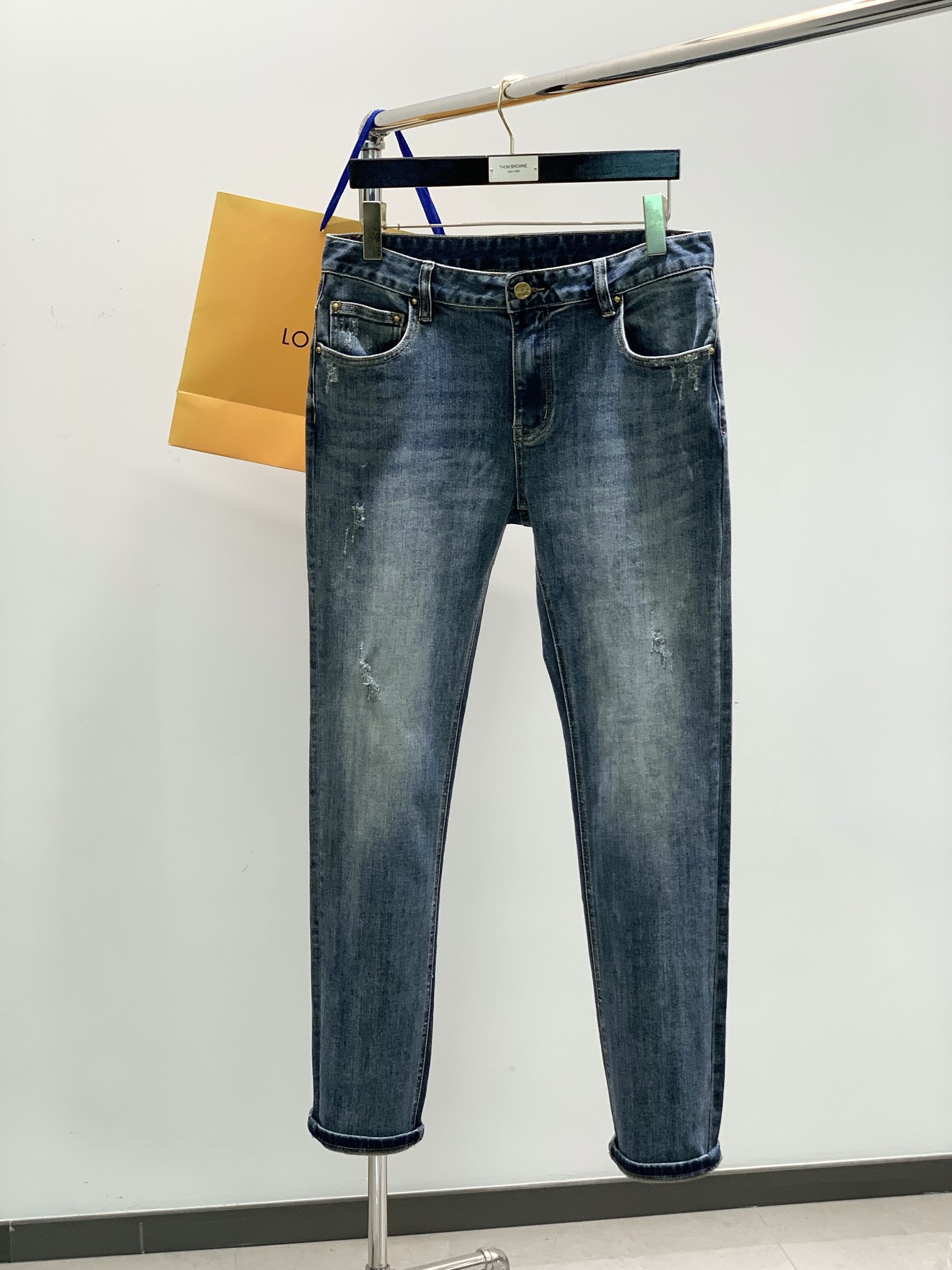 NO:132695,,Louis Vuitton, new spring 2025, special counters are available at the same time, original single product, washable casual jeans, imported original washing elastic fabric, comfortable and elastic, top-grade embroidery craft letter pattern logo, original hardware accessories decoration, unique design, comfortable and breathable, handsome upper body, 29-38,,louis vuitton,louis vuitton,jeans,alexander wang19860909,LouisVuitton 路易威登,2025春季新款,专柜同步有售,原单狠货,水洗休闲牛仔裤,进口原版水洗弹力面料,舒适有弹性,顶级刺绣工艺字母图案logo,原版五金辅料装饰,独特设计,舒适透气,上身帅气十足,码数29-38,,louis vuitton,louis vuitton,jeans,alexander wang,Men's clothing