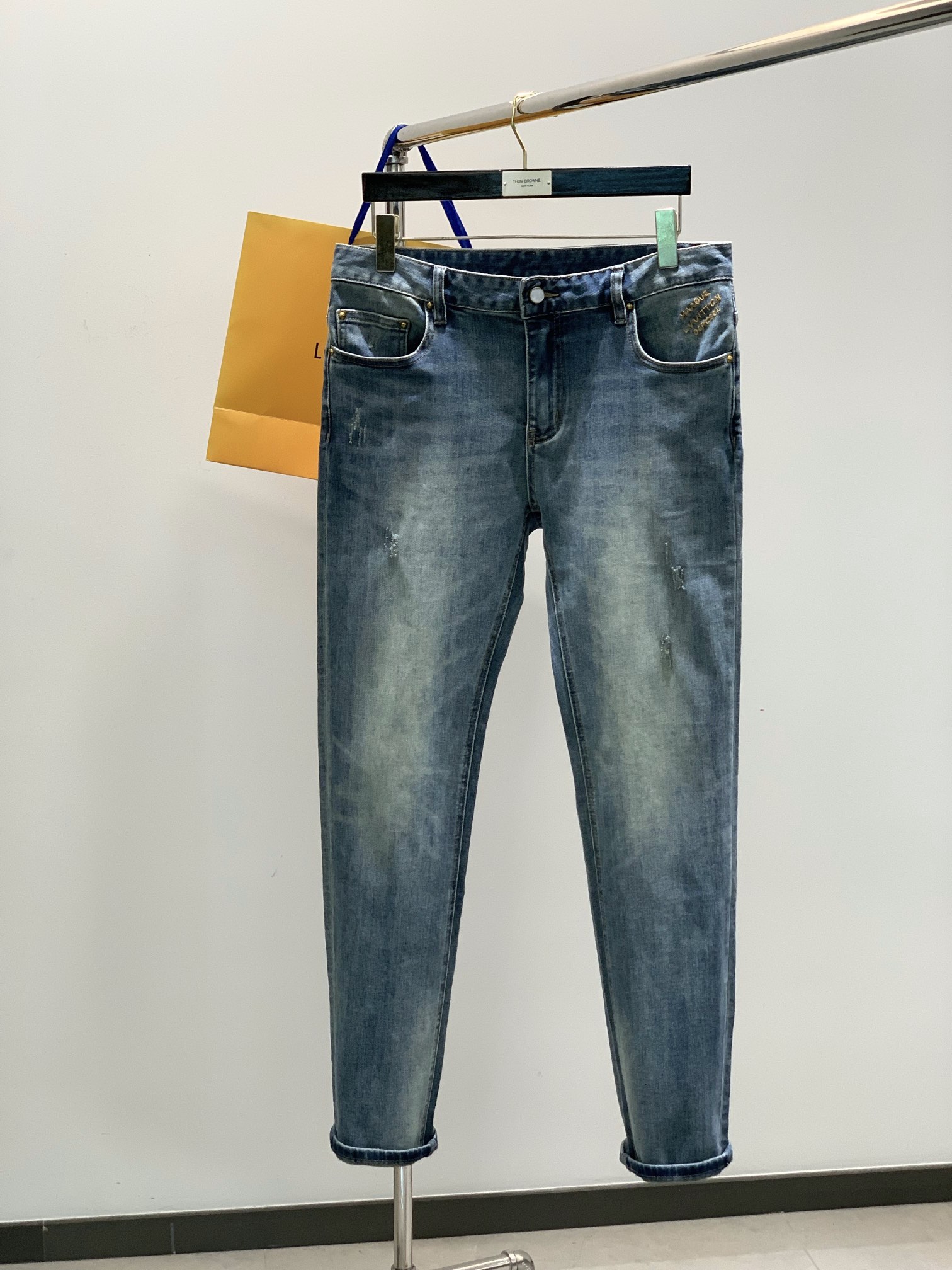 NO:132681,,Louis Vuitton, new spring 2025, special counters are available at the same time, original single product, washable casual jeans, imported original washing elastic fabric, comfortable and elastic, top-grade embroidery craft letter pattern logo, original hardware accessories decoration, unique design, comfortable and breathable, handsome upper body, 29-38,,louis vuitton,louis vuitton,jeans,alexander wang19860909,LouisVuitton 路易威登,2025春季新款,专柜同步有售,原单狠货,水洗休闲牛仔裤,进口原版水洗弹力面料,舒适有弹性,顶级刺绣工艺字母图案logo,原版五金辅料装饰,独特设计,舒适透气,上身帅气十足,码数29-38,,louis vuitton,louis vuitton,jeans,alexander wang,Men's clothing