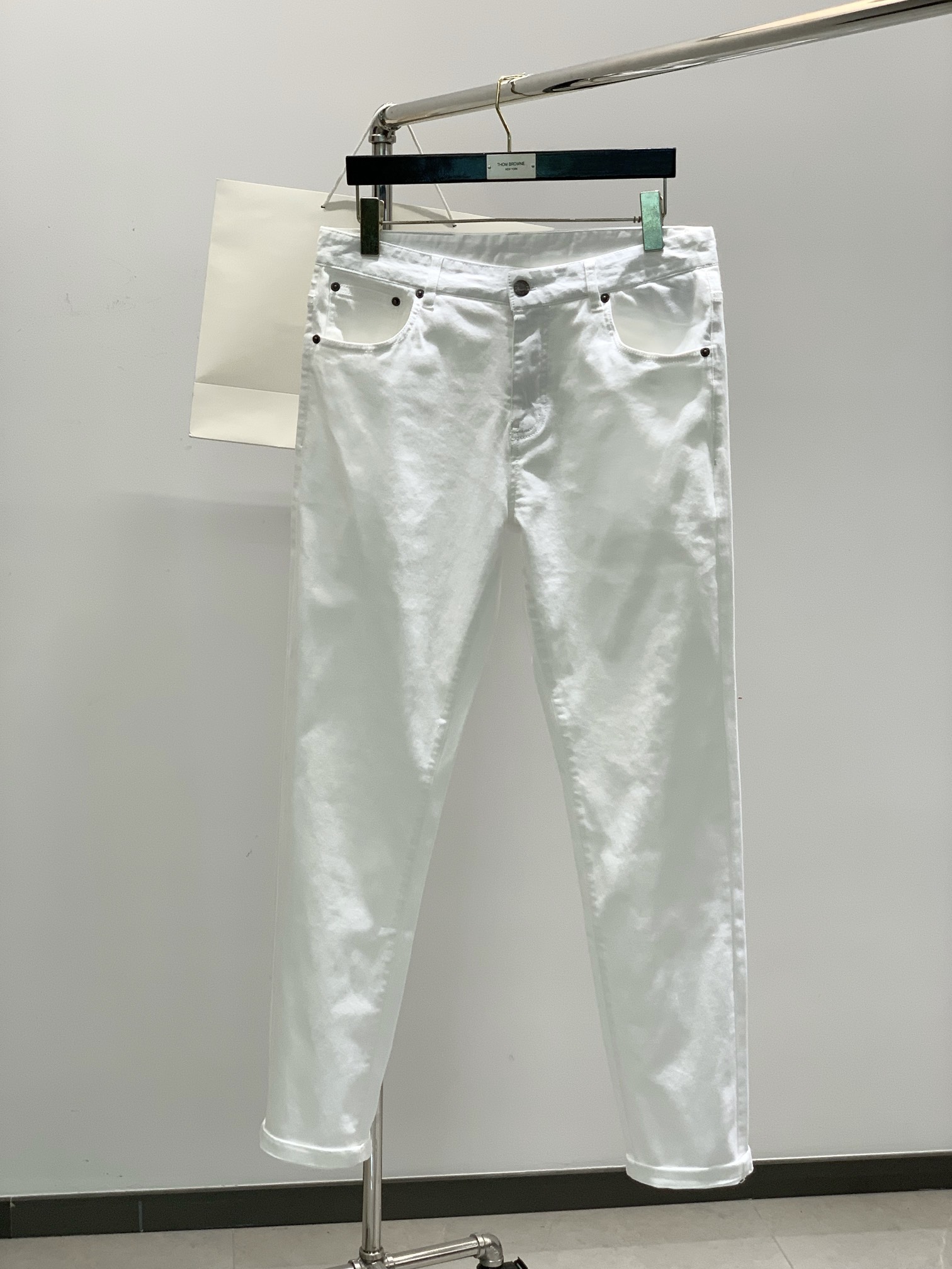 NO:132684,,PRADA Prada, the latest products for spring 2025, special counters are available at the same time, original singles, washable casual jeans, imported original washable elastic fabric, comfortable and elastic, top-grade printing process letter pattern decoration logo, original hardware accessories decoration, handsome and stylish upper body, 2 colors recommended, code number 29-38,,prada,prada,jeans,alexander wang19860909,PRADA 普拉达,2025春季最新品,专柜同步有售,原单狠货,水洗休闲牛仔裤,进口原版水洗弹力面料,舒适有弹性,顶级印胶工艺字母图案装饰logo,原版五金辅料装饰,上身帅气有型,2色推荐,码数29-38,,prada,prada,jeans,alexander wang,Men's clothing