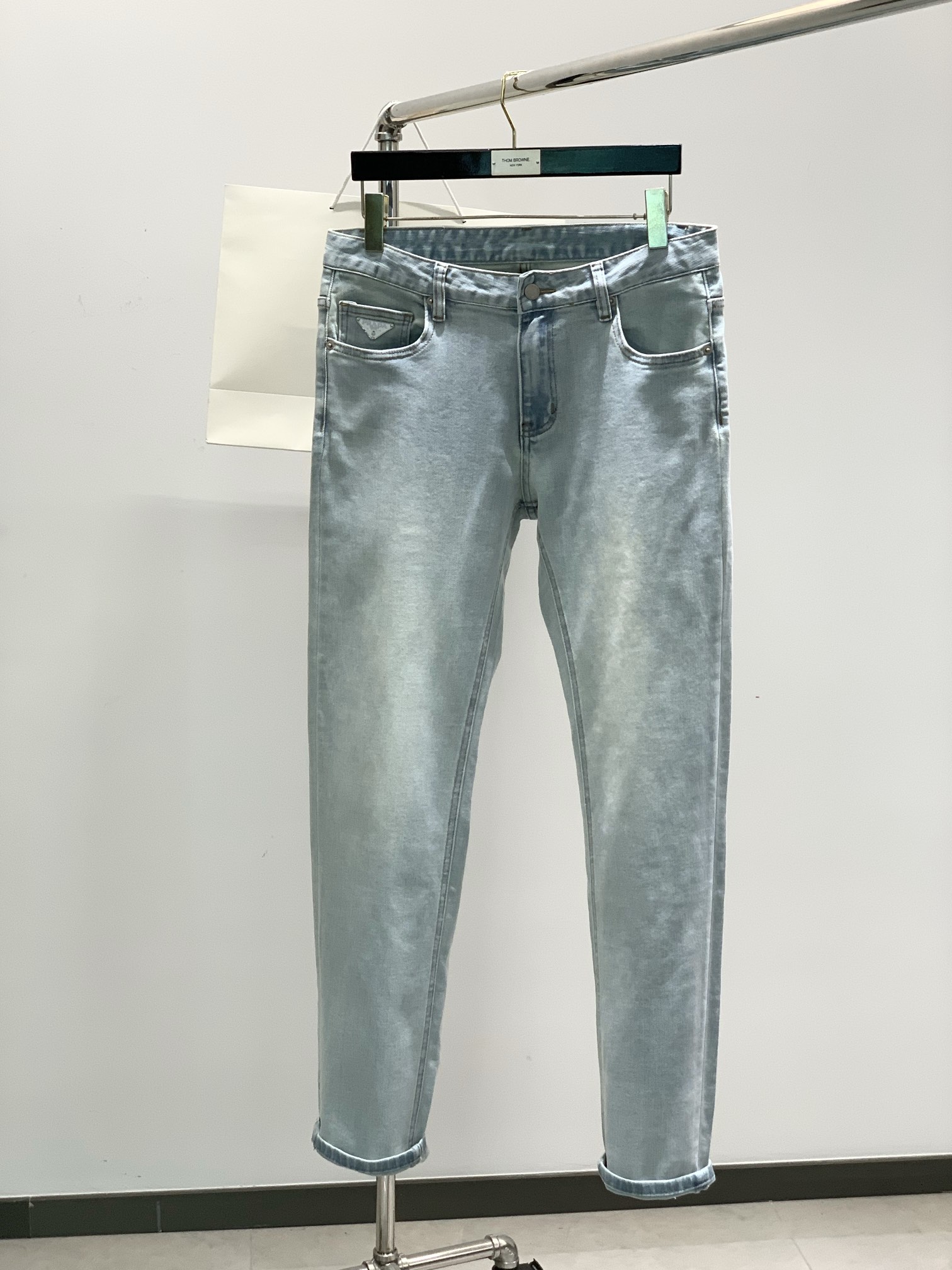 NO:132683,,PRADA Prada, the latest products for spring 2025, available at the same time for counters, original singles, washable casual jeans, imported original washable elastic fabric, comfortable and elastic, top-grade embroidery craft letter pattern decoration logo, original hardware and auxiliary materials decoration, handsome and stylish upper body, 29-38,,prada,prada,jeans,alexander wang19860909,PRADA 普拉达,2025春季最新品,专柜同步有售,原单狠货,水洗休闲牛仔裤,进口原版水洗弹力面料,舒适有弹性,顶级刺绣工艺字母图案装饰logo,原版五金辅料装饰,上身帅气有型,码数29-38,,prada,prada,jeans,alexander wang,Men's clothing