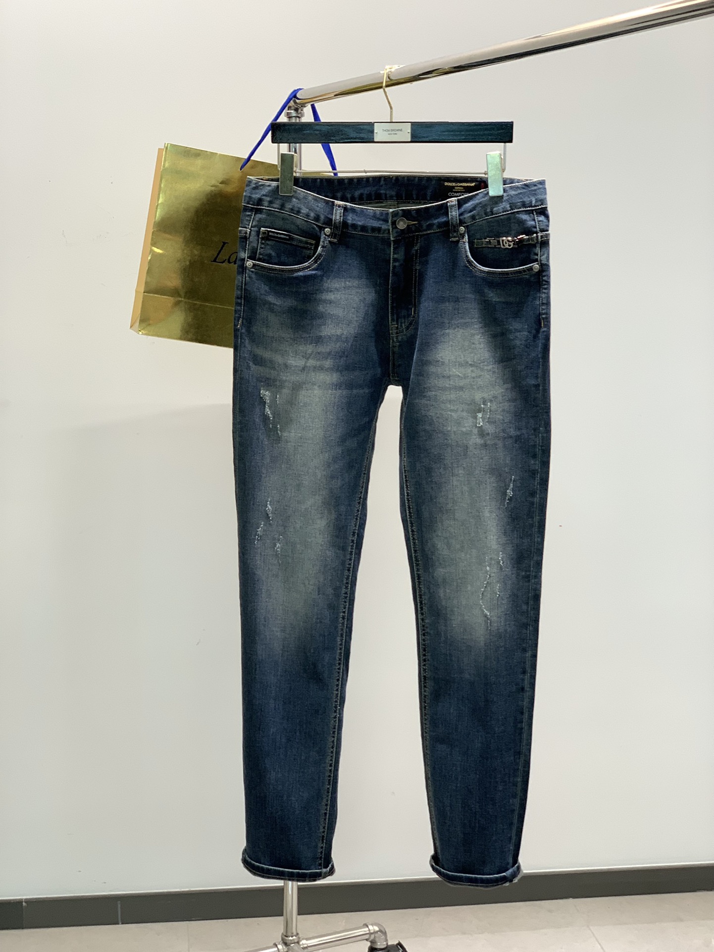 NO:132682,,DOLCE&GABBANA, the latest products for spring 2025, the official website counter is available at the same time, original singles, super stylish jeans, customized original washing denim fabric, top-grade printing craft letter pattern logo, original hardware and auxiliary decoration, unique design style, extremely superior jeans, the materials and craftsmanship are extremely luxurious and exquisite, the grade is extremely high, the upper body is handsome and stylish, the number of 29-38, Dolce&Gabbana, Dolce&Gabbana, jeans, alexander wang19860909,DOLCE&GABBANA 杜嘉班纳,2025春季最新品,官网专柜同步有售,原单狠货,超级有范儿的一款牛仔裤,定制原版水洗牛仔面料,顶级印花工艺字母图案logo,原版五金辅料装饰,独特设计风格,极为翘楚的一款牛仔裤,用料与工艺都极致奢华精湛,档次极高,上身帅气有型,码数29-38,,Dolce&Gabbana,Dolce&Gabbana,jeans,alexander wang,Men's clothing