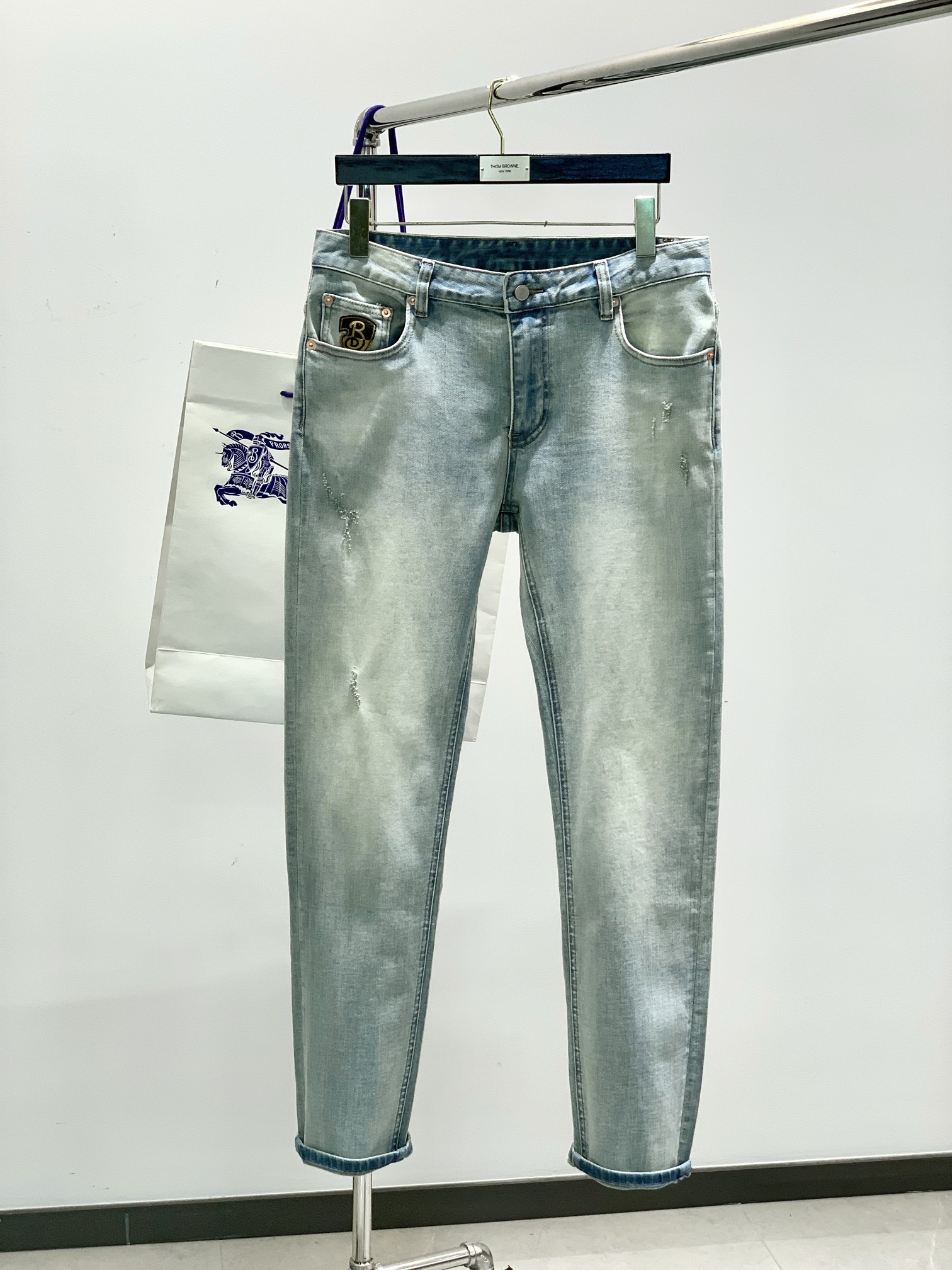 NO:132950,,Burberry Burberry, 2025 spring new product, official website counter is available at the same time, original single product, super stylish jeans, customized original washing denim fabric, unique design, top-grade embroidery pattern logo, original hardware and auxiliary decoration, extremely superior jeans, the materials and craftsmanship are extremely luxurious and exquisite, the grade is extremely high, the upper body is handsome and stylish, recommended, digits 29-38, ,burberry, burberry, jeans, alexander wang19860909,Burberry 巴宝莉,2025春季新品,官网专柜同步有售,原单狠货,超级有范儿的一款牛仔裤,定制原版水洗牛仔面料,独特设计,顶级刺绣图案logo,原版五金辅料装饰,极为翘楚的一款牛仔裤,用料与工艺都极致奢华精湛,档次极高,上身帅气有型,推荐,码数29-38,,burberry,burberry,jeans,alexander wang,Men's clothing