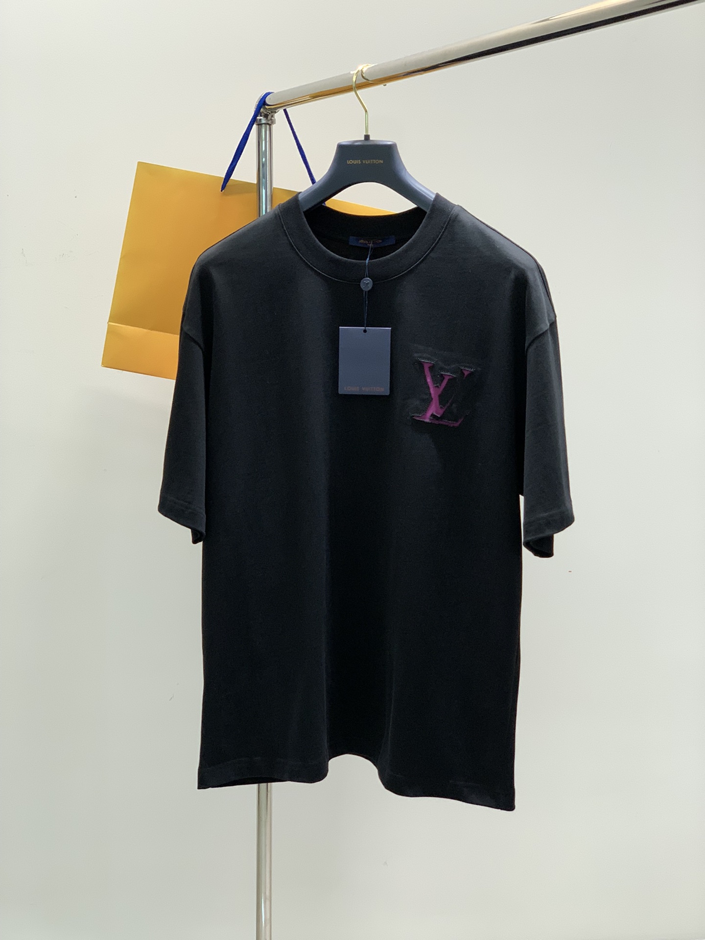 NO:132701,,LouisVuitton, the latest model for summer 2025, available at the counter at the same time, original singles, fashionable and casual round neck short-sleeved T-shirt, very distinctive on the upper body!  Eye-catching and highlighted, imported original fabric, top-grade embroidery craft letter pattern decorative logo, simple but not lacking in fashion, classic and atmospheric, comfortable and breathable, handsome and stylish on the upper body, 2 colors recommended, code number S-Xl,, louis vuitton, louis vuitton, T-shirt,tees, t-shirt,alexander wang19860909,LouisVuitton 路易威登,2025夏季最新款,专柜同步有售,原单狠货,时尚休闲圆领短袖T恤,上身很有特点！吸睛而有亮点,进口原版面料,顶级刺绣工艺字母图案装饰Logo,简单而不失时尚,经典大气,舒适透气,上身帅气有型,2色推荐,码数S-Xl,,louis vuitton,louis vuitton,T-shirt,tees，t-shirt,alexander wang,Men's clothing