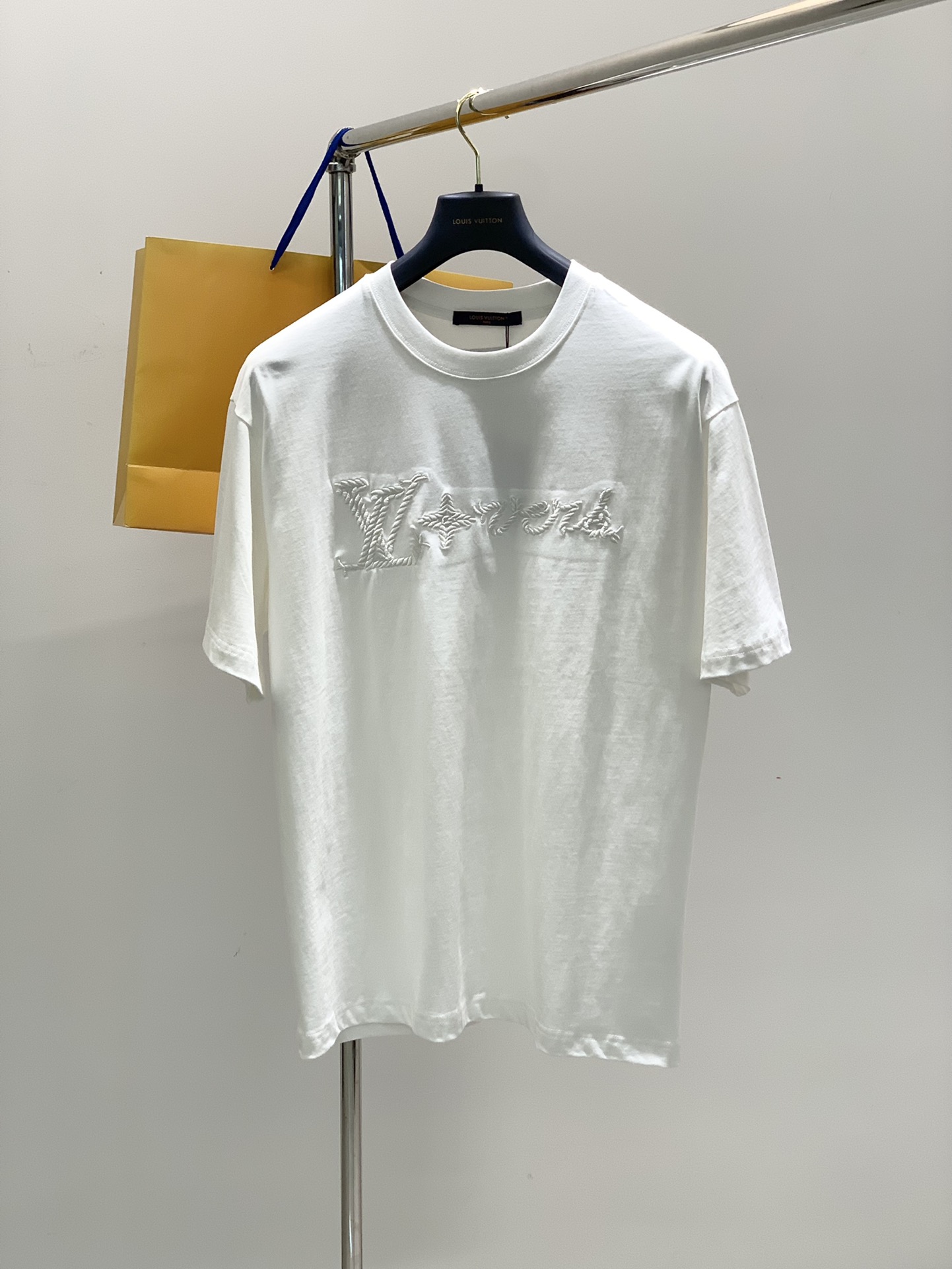 NO:132676,,LouisVuitton, the latest model for summer 2025, available at the counter at the same time, original singles, fashionable and casual round neck short-sleeved T-shirt, very distinctive on the upper body!  Eye-catching and highlighted, imported original fabric, top-grade embroidery craft letter pattern decorative logo, simple but not lacking in fashion, classic and atmospheric, comfortable and breathable, handsome and stylish on the upper body, 2 colors recommended, code number S-Xl,, louis vuitton, louis vuitton, T-shirt,tees, t-shirt,alexander wang19860909,LouisVuitton 路易威登,2025夏季最新款,专柜同步有售,原单狠货,时尚休闲圆领短袖T恤,上身很有特点！吸睛而有亮点,进口原版面料,顶级刺绣工艺字母图案装饰Logo,简单而不失时尚,经典大气,舒适透气,上身帅气有型,2色推荐,码数S-Xl,,louis vuitton,louis vuitton,T-shirt,tees，t-shirt,alexander wang,Men's clothing