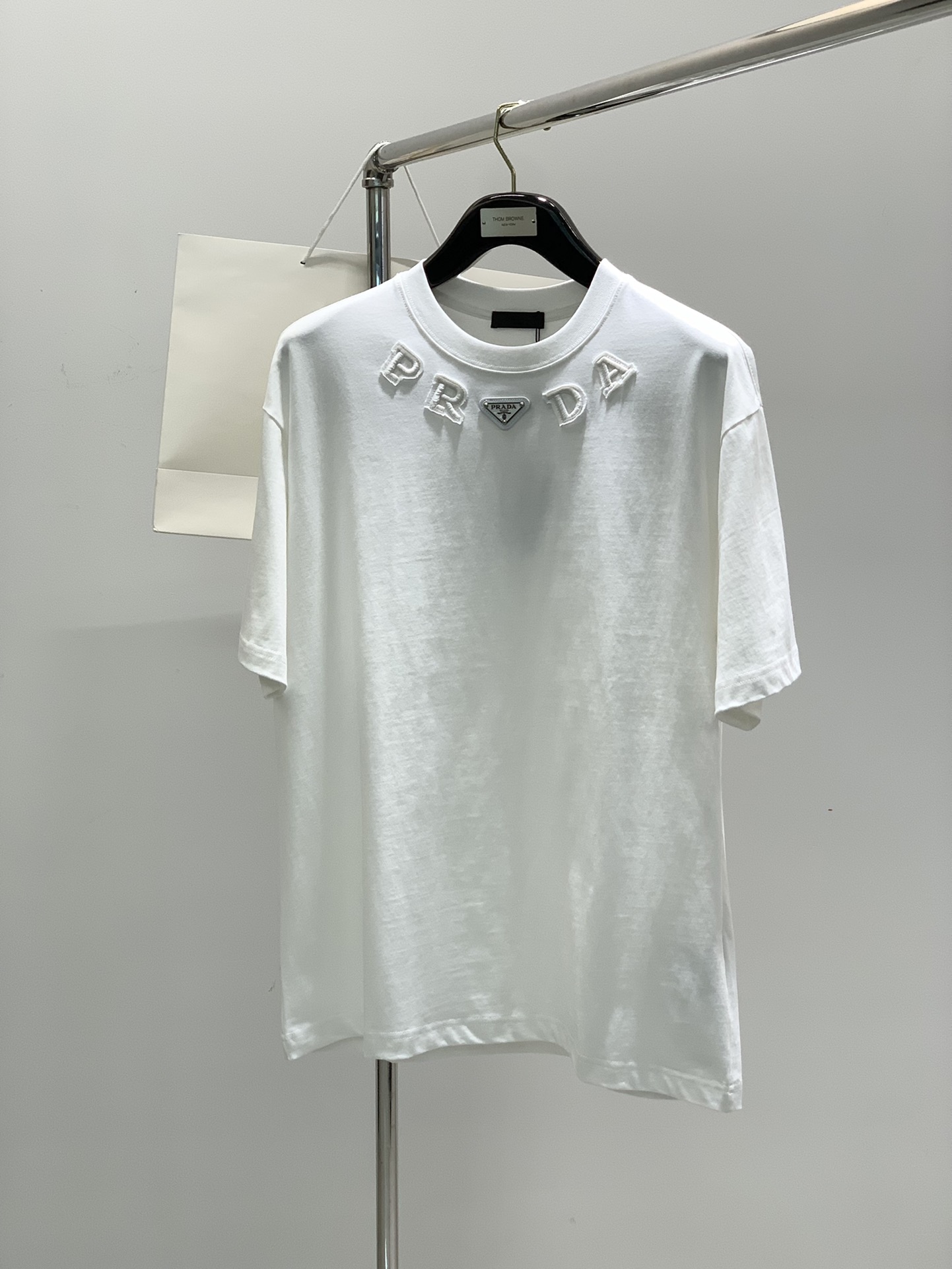 NO:132690,,PRADA Prada, the latest summer products in 2025, available at the counter at the same time, fashionable and casual round neck short-sleeved T-shirt, imported original fabric, extremely complex workmanship, the only channel that can be used as a purchasing agent level, top-level embroidery craft letter pattern logo, extremely high grade, comfortable and versatile, handsome and stylish upper body, 2 colors recommendation, S-XL,,prada,prada,T-shirt,tees,t-shirt,alexander wang19860909,PRADA 普拉达,2025夏季最新品,专柜同步有售,时尚休闲圆领短袖T恤,进口原版面料,做工极为复杂,唯一可以做代购级别的渠道狠货,顶级刺绣工艺字母图案logo,档次极高,舒适百搭,上身帅气有型,2色推荐,码数S-XL,,prada,prada,T-shirt,tees，t-shirt,alexander wang,Men's clothing