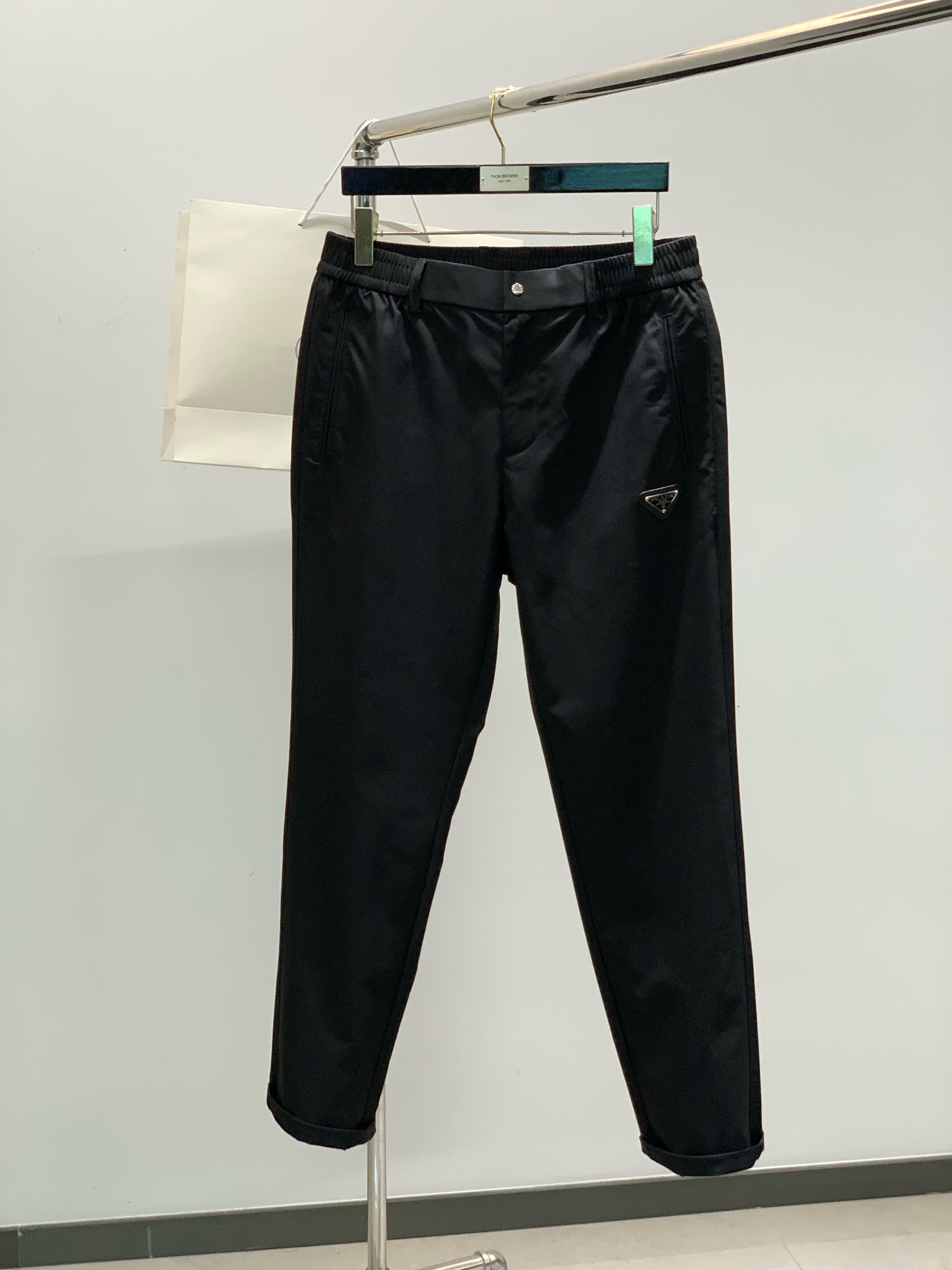 NO:132673,,PRADA Prada, the latest products for spring 2025, available at the same time for counters, fashionable casual pants, imported original fabrics, extremely complex workmanship, the only channel that can be used as a purchasing agent level, top-level glue printing craft letter pattern logo, original hardware and auxiliary materials decoration, extremely high grade, comfortable and versatile, handsome and stylish on the upper body, 2 colors recommendation, code number M-3XL,,prada,prada,alexander wang19860909,PRADA 普拉达,2025春季最新品,专柜同步有售,时尚休闲裤,进口原版面料,做工极为复杂,唯一可以做代购级别的渠道狠货,顶级印胶工艺字母图案logo,原版五金辅料装饰,档次极高,舒适百搭,上身帅气有型,2色推荐,码数M-3XL,,prada,prada,alexander wang,Men's clothing