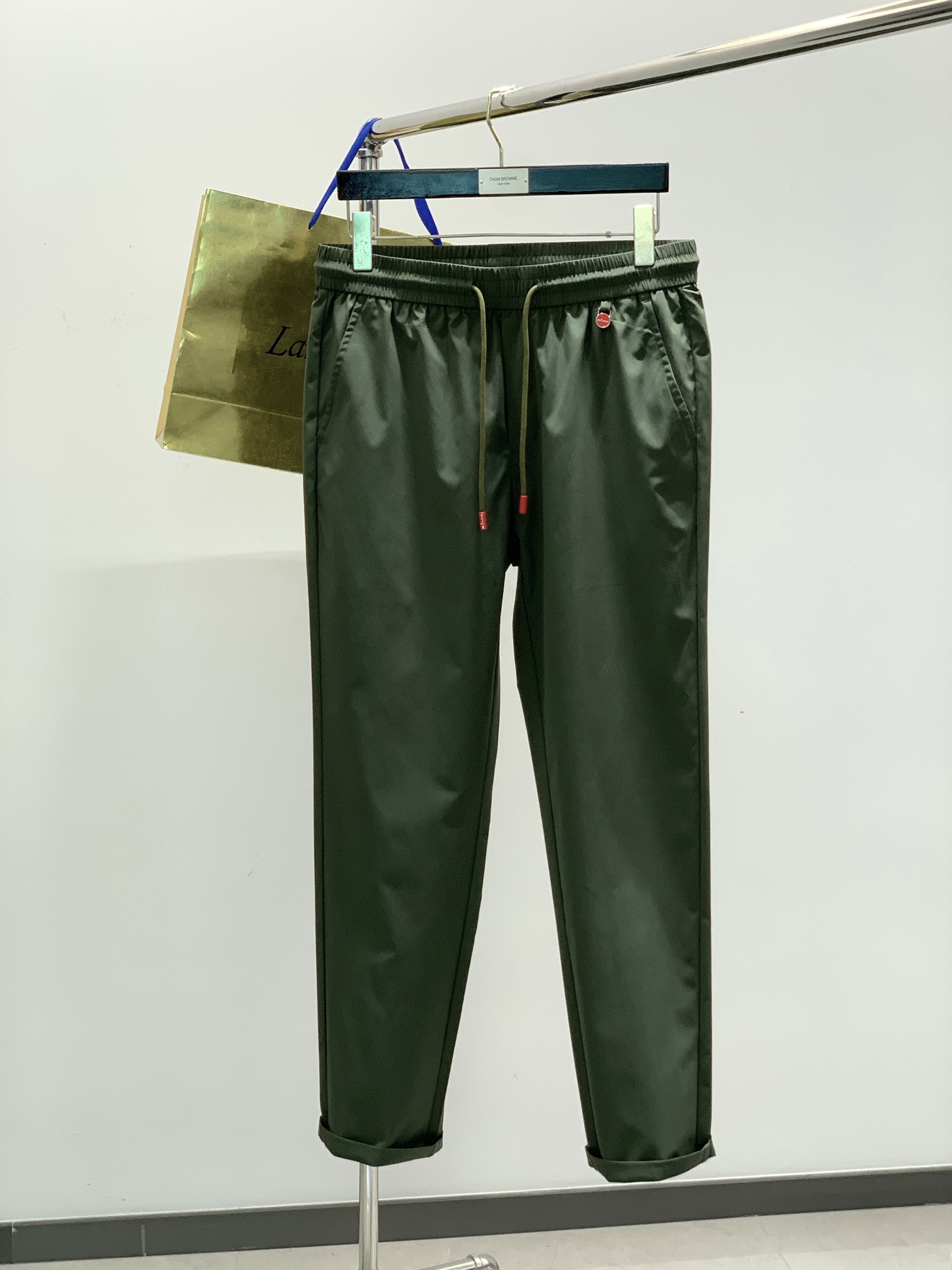 NO:132694,,Kiton, the latest products in spring and summer 2025, special counters are available at the same time, fashionable casual pants, imported original washing fabrics, extremely complex workmanship, the only channel that can be used as a purchasing agent level, top-level printing craft letter pattern logo, original hardware and auxiliary materials decoration, extremely high grade, comfortable and versatile, handsome and stylish on the upper body, 2 colors recommendation, code number M-3XL,,alexander wang19860909,Kiton,2025春夏最新品,专柜同步有售,时尚休闲裤,进口原版水洗面料,做工极为复杂,唯一可以做代购级别的渠道狠货,顶级印花工艺字母图案logo,原版五金辅料装饰,档次极高,舒适百搭,上身帅气有型,2色推荐,码数M-3XL,,alexander wang,Men's clothing