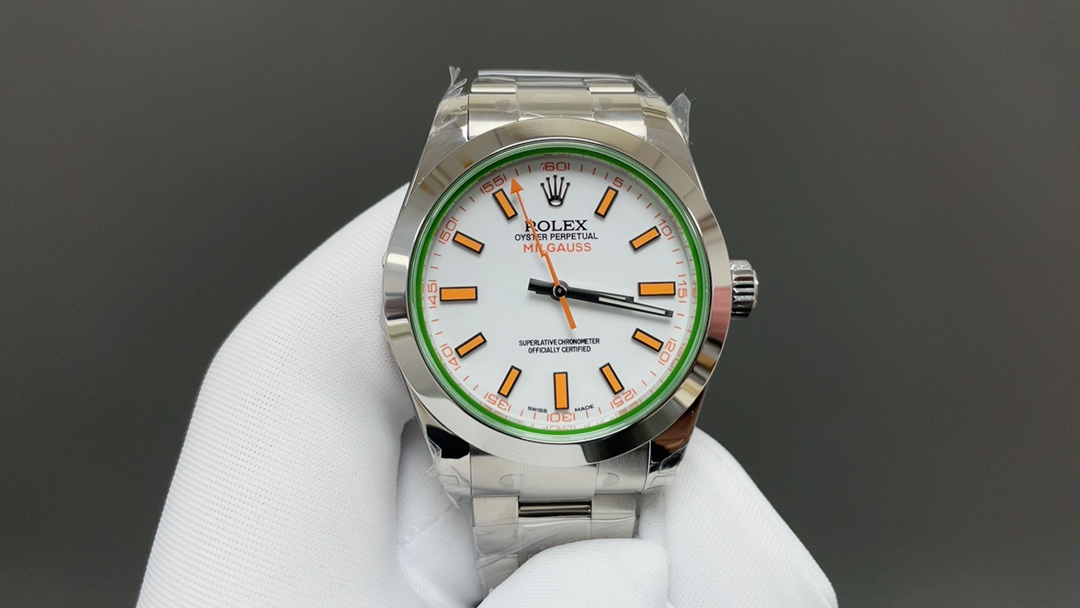 NO:392900,Rolex MILGAUSS series, three-code in one, with NFC sensing!  Quality assurance!  116400 Lightning Needle Green Glass 904L Highest Version, Blue Disk Green Disk Black Disk White Disk!  Antimagnetic double bottom cover!  Synchronous green material sapphire glass, custom-made brand new solid needle shaft 3131 integrated movement size 40mm, using Oyster steel forged steel watch case, 904L stainless steel, this super alloy is widely used in high technology, aviation and chemical industry, so it must have high corrosion resistance. Oyster steel is not only very durable and easy to polish, but its beauty remains unabated even in the most extreme environments. Electric blue dial, green sapphire glass mirror and electric blue dial, which complement the iconic lightning-shaped second hand. Rolex Milgauss - pays tribute to science!  Affirm the watch code 6R9999V6 in three codes, with NFC sensing card, original version, rolex19860909劳力士MILGAUSS系列,三码合一,附带NFC感应！品质保证！116400闪电针 绿玻璃904L最高版本,蓝盘 绿盘 黑盘 白盘！防磁双重底盖！ 同步绿色材料蓝宝石玻璃,定制全新的实心针轴3131一体机芯尺寸40mm,采用蚝式钢锻造钢腕表表壳,904L精钢,这种超合金广泛用于高科技、航空及化工,故必然具备高抗腐蚀性.蚝式钢不仅非常耐用且易于磨光,即使在最极端的环境,其美态依然不减.电光蓝色表盘,绿色蓝宝石玻璃镜面配搭电光蓝色表盘,与标志性的闪电形秒针相映成趣.劳力士Milgauss——向科学致敬！认准腕表编码6R9999V6三码合一,附带NFC感应卡,对版原装,,rolex,Watch