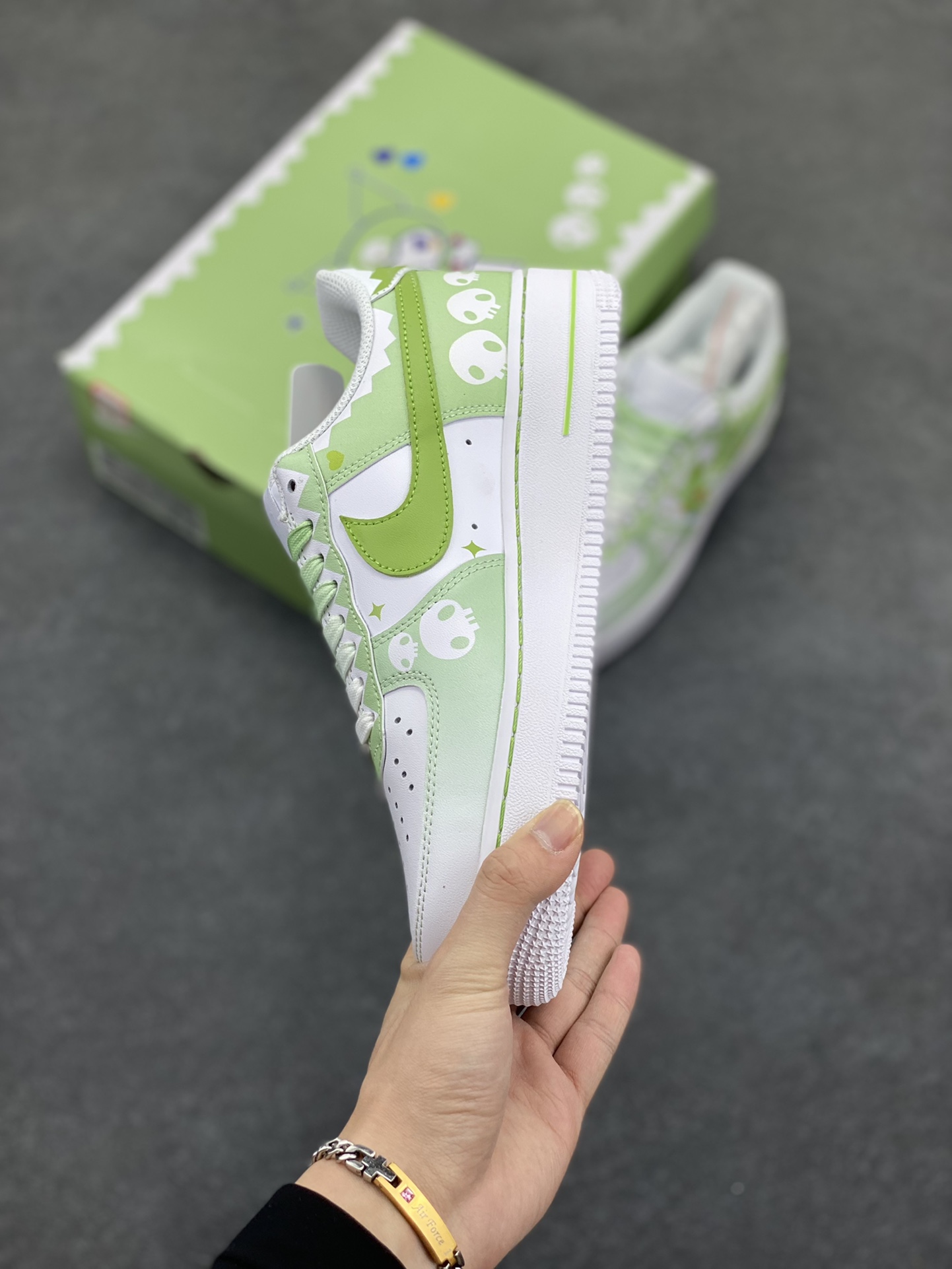 图片[3]-超限量联名  Doraemon×Nike Air Force 1 Low小巫女联名款 渐变白青绿 骷髅头空军一号低帮休闲板鞋 定制皮料 纯正空军板型 原装定制鞋盒 原楦头原纸板 内置全掌气垫 货号：CW2288-111 尺码：36 36.5 37.5 38 38.5 39 40 40.5 41 42 42.5 43 44 44.5 45-选品中心