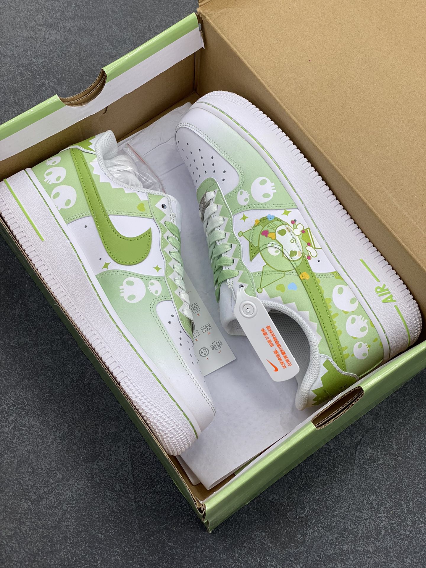 图片[9]-超限量联名  Doraemon×Nike Air Force 1 Low小巫女联名款 渐变白青绿 骷髅头空军一号低帮休闲板鞋 定制皮料 纯正空军板型 原装定制鞋盒 原楦头原纸板 内置全掌气垫 货号：CW2288-111 尺码：36 36.5 37.5 38 38.5 39 40 40.5 41 42 42.5 43 44 44.5 45-选品中心