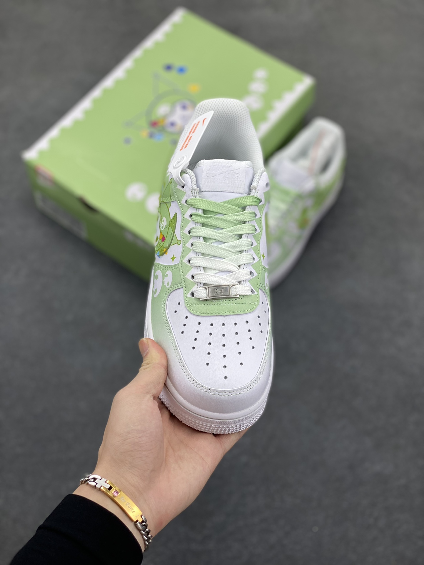 图片[2]-超限量联名  Doraemon×Nike Air Force 1 Low小巫女联名款 渐变白青绿 骷髅头空军一号低帮休闲板鞋 定制皮料 纯正空军板型 原装定制鞋盒 原楦头原纸板 内置全掌气垫 货号：CW2288-111 尺码：36 36.5 37.5 38 38.5 39 40 40.5 41 42 42.5 43 44 44.5 45-选品中心