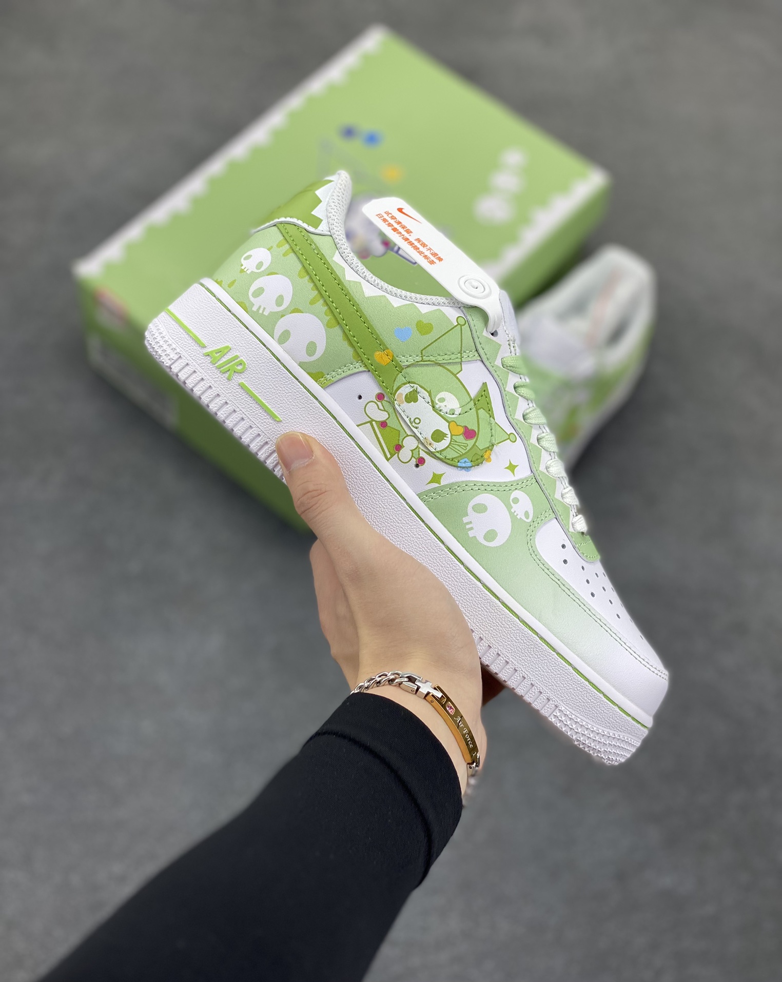 超限量联名  Doraemon×Nike Air Force 1 Low小巫女联名款 渐变白青绿 骷髅头空军一号低帮休闲板鞋 定制皮料 纯正空军板型 原装定制鞋盒 原楦头原纸板 内置全掌气垫 货号:CW2288-111 尺码:36 36.5 37.5 38 38.5 39 40 40.5 41 42 42.5 43 44 44.5 45-选品中心