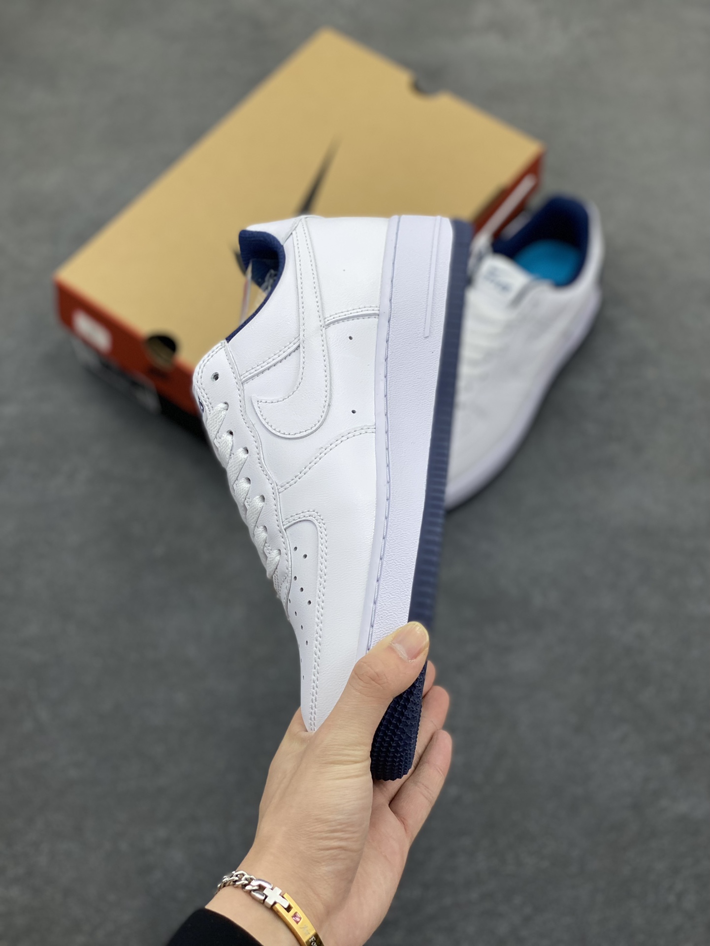 图片[3]-Air Force 1\’ 07 深蓝大锤 原楦头原纸板 打造纯正空军版型 专注外贸渠道 全掌内置蜂窝气垫 #原盒配件 原厂中底钢印、拉帮完美 货号：IB5720-100 尺码：36 36.5 37.5 38 38.5 39 40 40.5 41 42 42.5 43 44 44.5 45-选品中心