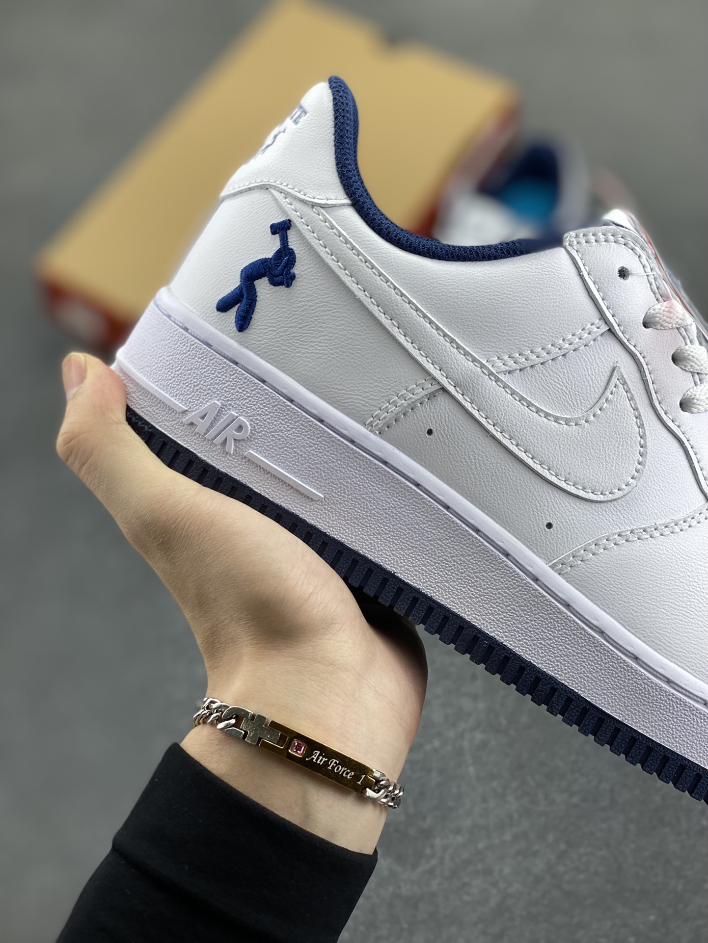 图片[6]-Air Force 1\’ 07 深蓝大锤 原楦头原纸板 打造纯正空军版型 专注外贸渠道 全掌内置蜂窝气垫 #原盒配件 原厂中底钢印、拉帮完美 货号：IB5720-100 尺码：36 36.5 37.5 38 38.5 39 40 40.5 41 42 42.5 43 44 44.5 45-选品中心