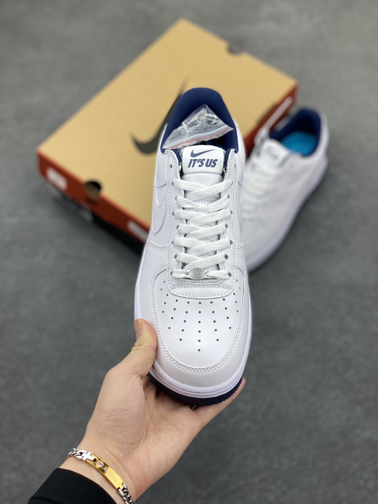 图片[2]-Air Force 1\’ 07 深蓝大锤 原楦头原纸板 打造纯正空军版型 专注外贸渠道 全掌内置蜂窝气垫 #原盒配件 原厂中底钢印、拉帮完美 货号：IB5720-100 尺码：36 36.5 37.5 38 38.5 39 40 40.5 41 42 42.5 43 44 44.5 45-选品中心