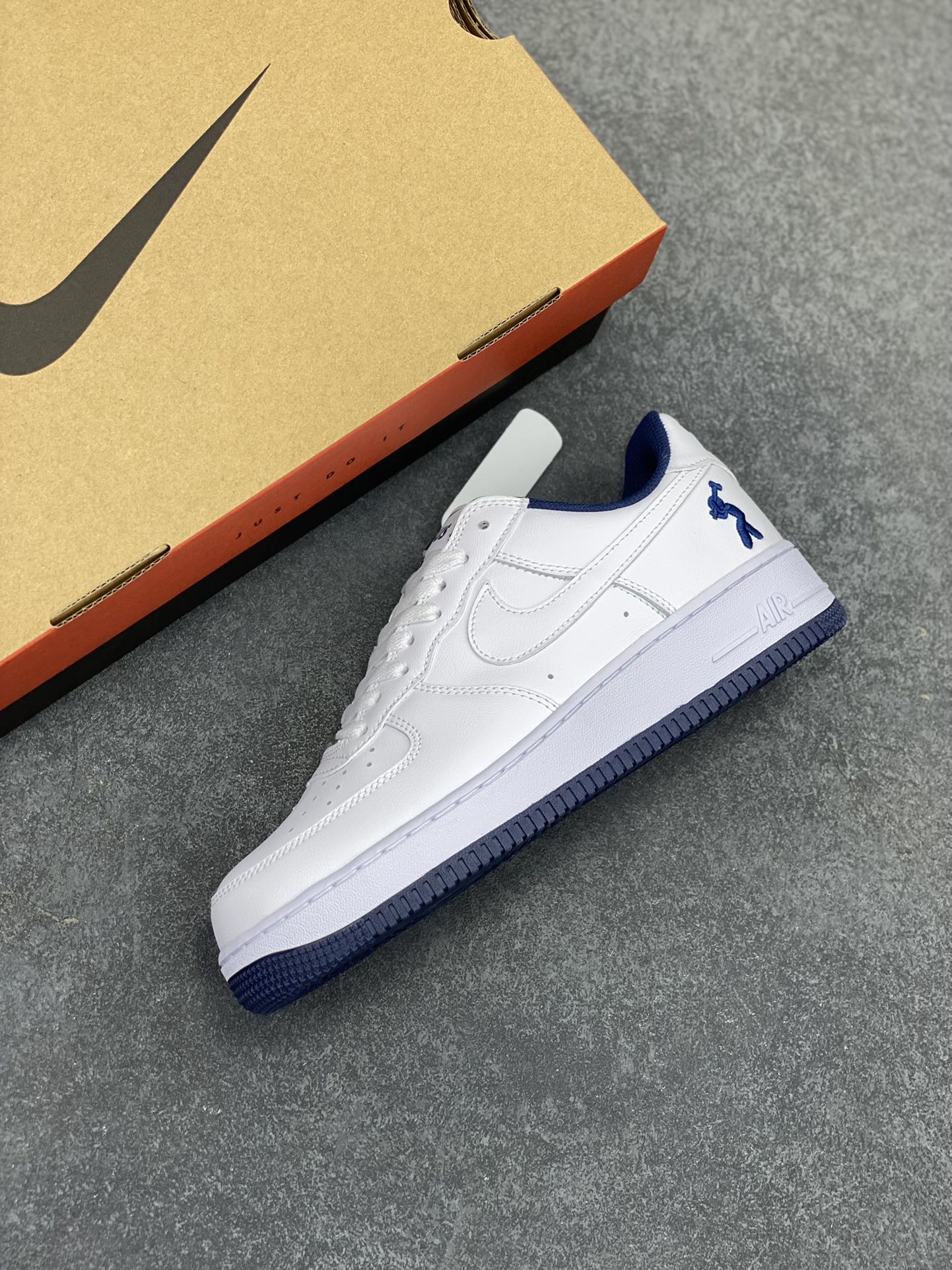 图片[7]-Air Force 1\’ 07 深蓝大锤 原楦头原纸板 打造纯正空军版型 专注外贸渠道 全掌内置蜂窝气垫 #原盒配件 原厂中底钢印、拉帮完美 货号：IB5720-100 尺码：36 36.5 37.5 38 38.5 39 40 40.5 41 42 42.5 43 44 44.5 45-选品中心