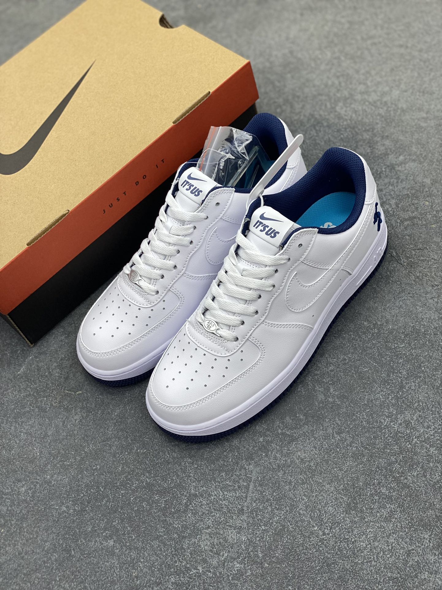 图片[8]-Air Force 1\’ 07 深蓝大锤 原楦头原纸板 打造纯正空军版型 专注外贸渠道 全掌内置蜂窝气垫 #原盒配件 原厂中底钢印、拉帮完美 货号：IB5720-100 尺码：36 36.5 37.5 38 38.5 39 40 40.5 41 42 42.5 43 44 44.5 45-选品中心