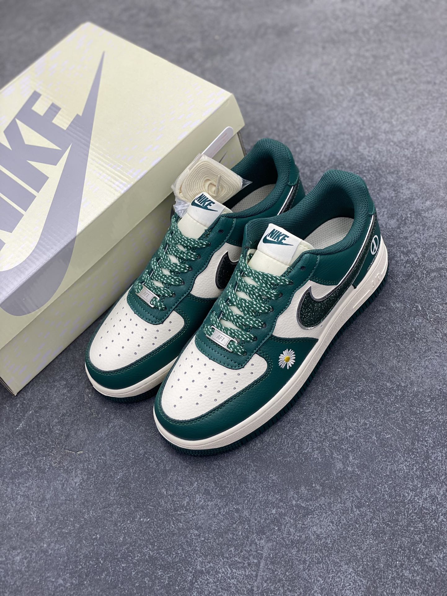 图片[8]-NIke Air Force 1 \’07 Low “权志龙联名”空军一号 低帮 运动鞋 休闲鞋 折边针车 工艺难度大 原楦头原纸板 原装鞋盒 定制五金配件 内置全掌气垫 原厂鞋底 货号：QY6818-617 尺码：36 36.5 37.5 38 38.5 39 40 40.5 41 42 42.5 43 44 44.5 45-选品中心