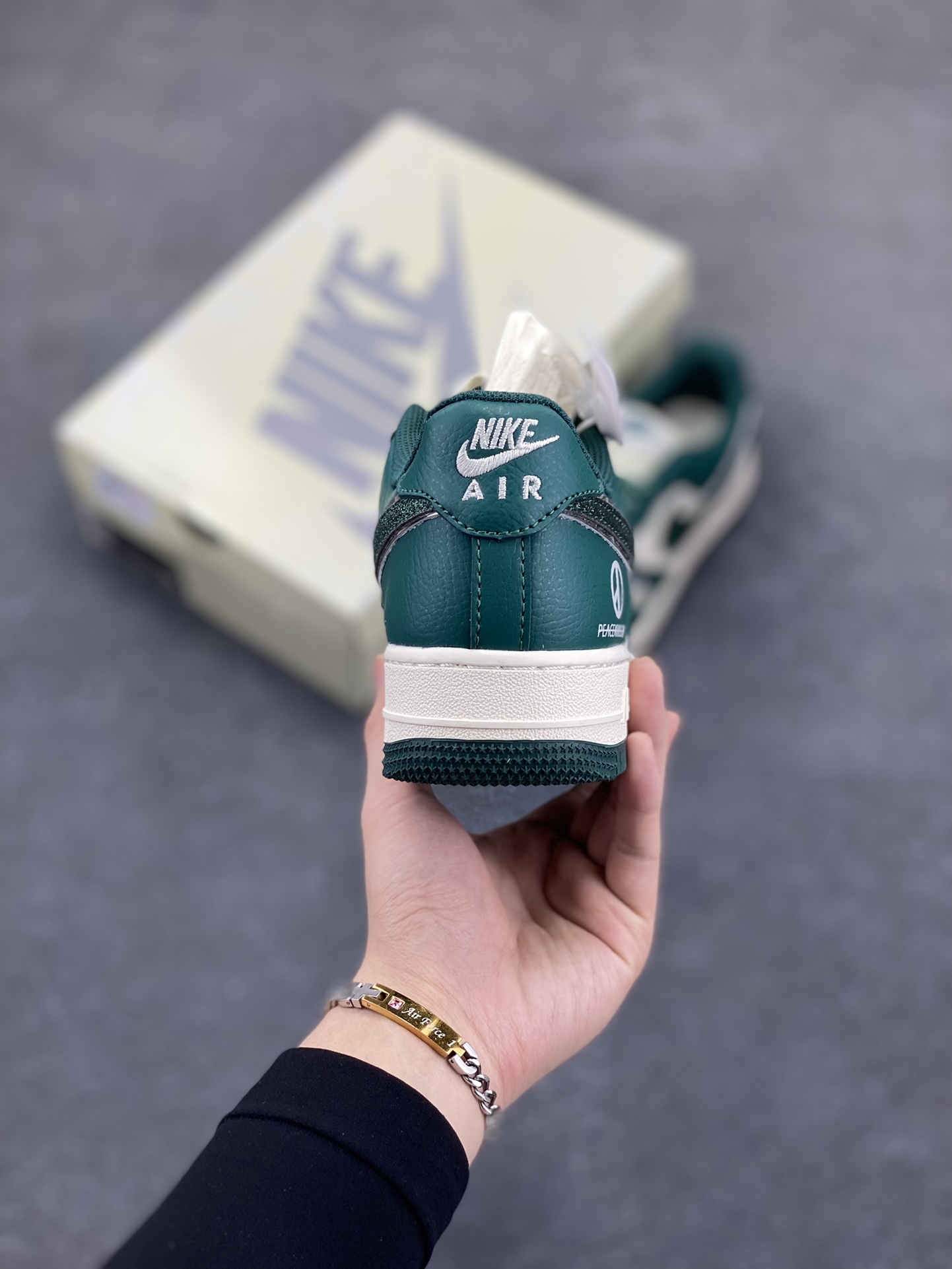 图片[4]-NIke Air Force 1 \’07 Low “权志龙联名”空军一号 低帮 运动鞋 休闲鞋 折边针车 工艺难度大 原楦头原纸板 原装鞋盒 定制五金配件 内置全掌气垫 原厂鞋底 货号：QY6818-617 尺码：36 36.5 37.5 38 38.5 39 40 40.5 41 42 42.5 43 44 44.5 45-选品中心