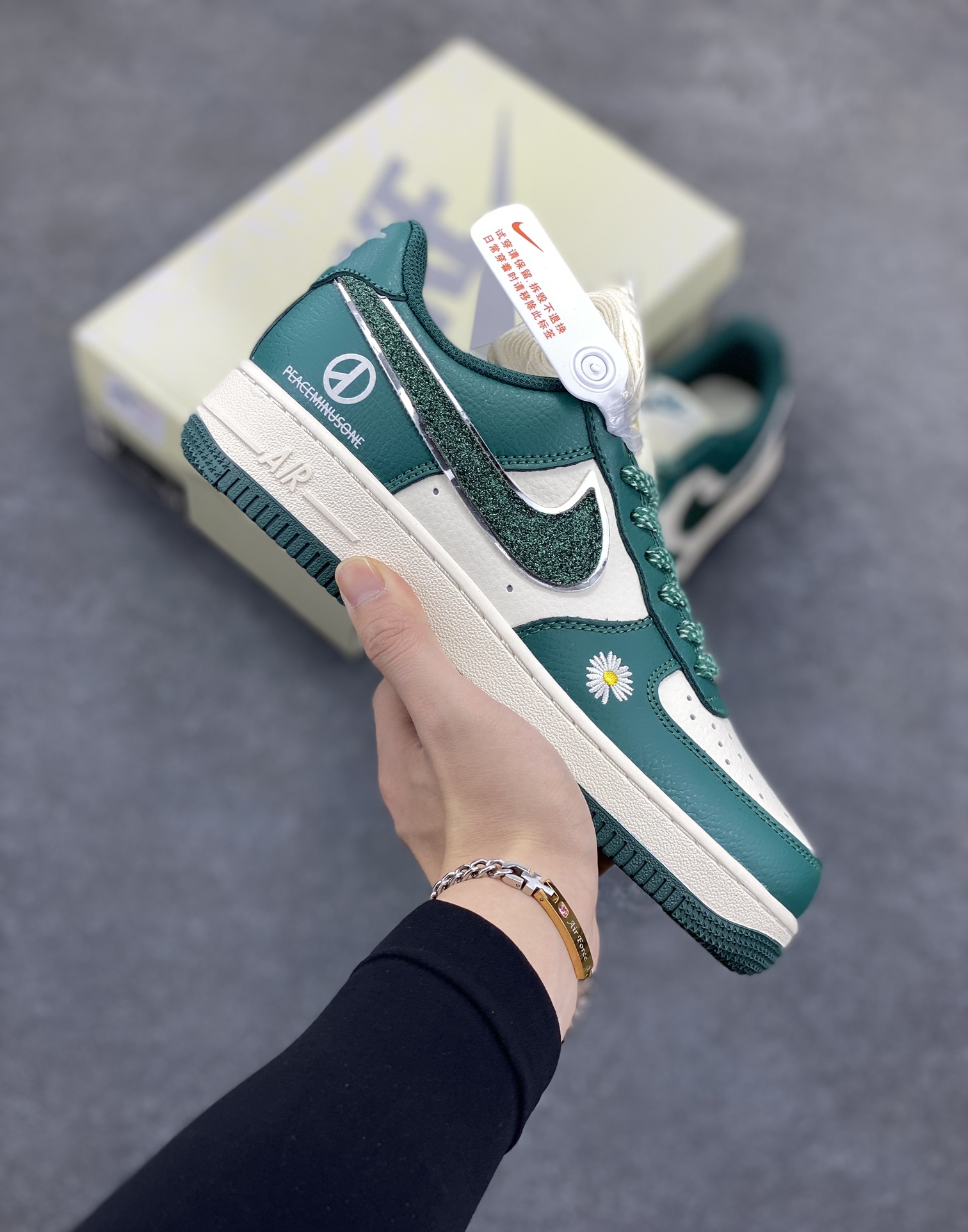 NIke Air Force 1 \'07 Low “权志龙联名”空军一号 低帮 运动鞋 休闲鞋 折边针车 工艺难度大 原楦头原纸板 原装鞋盒 定制五金配件 内置全掌气垫 原厂鞋底 货号：QY6818-617 尺码：36 36.5 37.5 38 38.5 39 40 40.5 41 42 42.5 43 44 44.5 45-选品中心