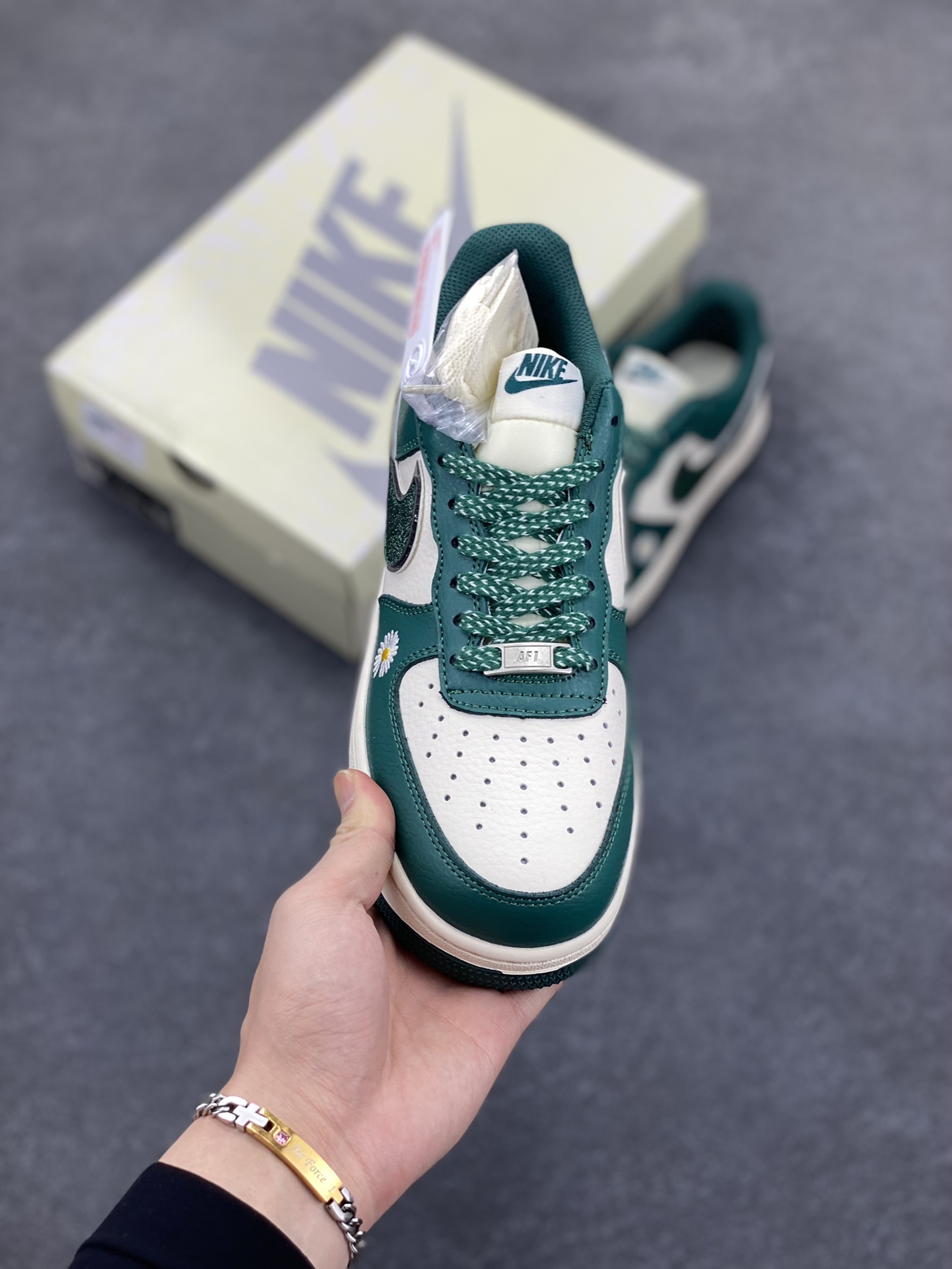 图片[2]-NIke Air Force 1 \’07 Low “权志龙联名”空军一号 低帮 运动鞋 休闲鞋 折边针车 工艺难度大 原楦头原纸板 原装鞋盒 定制五金配件 内置全掌气垫 原厂鞋底 货号：QY6818-617 尺码：36 36.5 37.5 38 38.5 39 40 40.5 41 42 42.5 43 44 44.5 45-选品中心