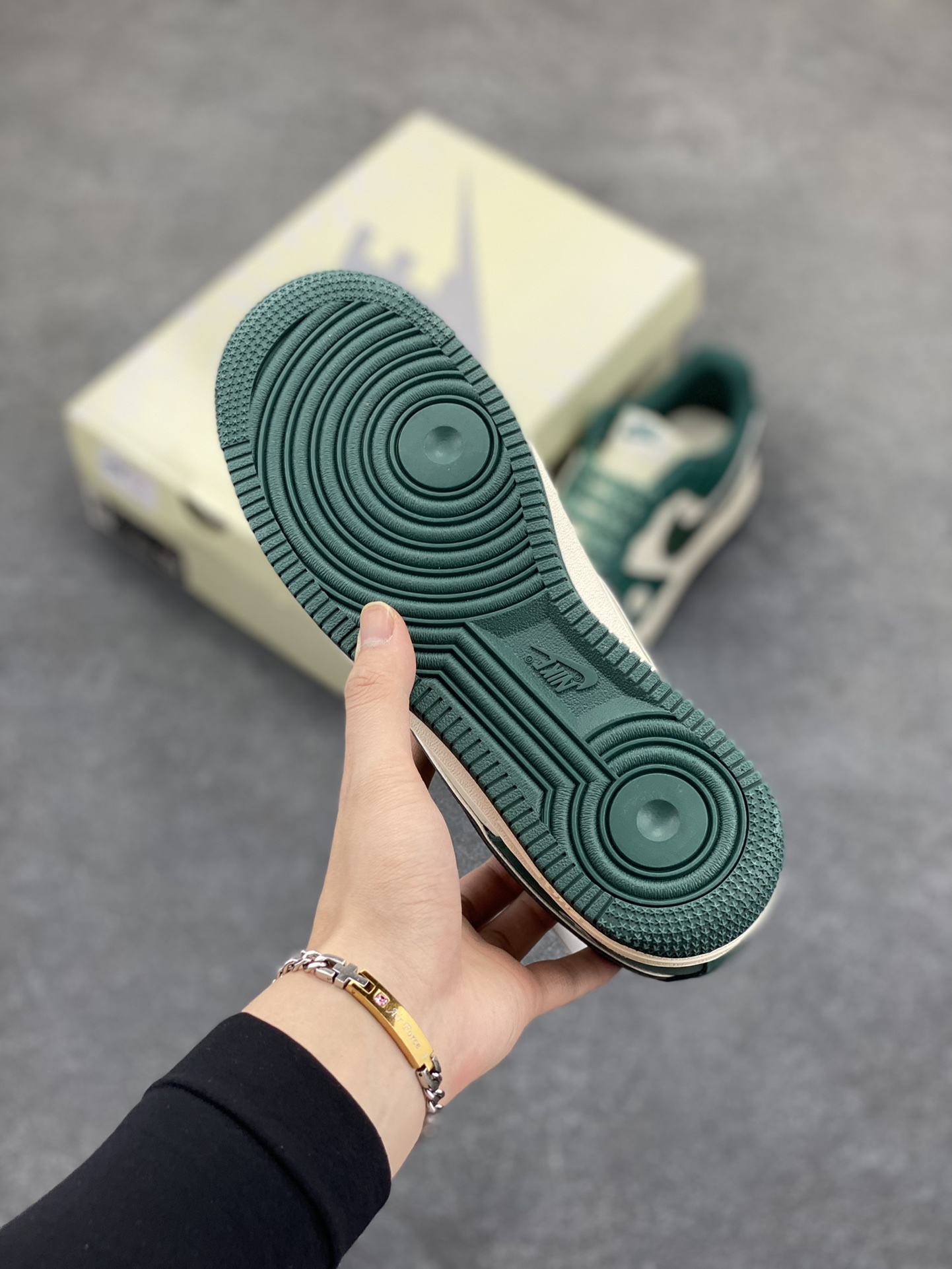 图片[5]-NIke Air Force 1 \’07 Low “权志龙联名”空军一号 低帮 运动鞋 休闲鞋 折边针车 工艺难度大 原楦头原纸板 原装鞋盒 定制五金配件 内置全掌气垫 原厂鞋底 货号：QY6818-617 尺码：36 36.5 37.5 38 38.5 39 40 40.5 41 42 42.5 43 44 44.5 45-选品中心