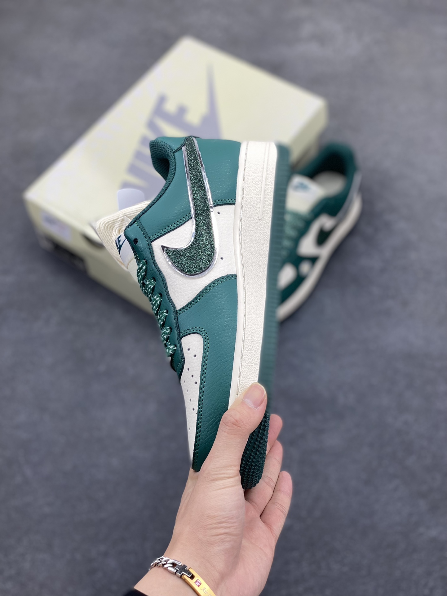 图片[3]-NIke Air Force 1 \’07 Low “权志龙联名”空军一号 低帮 运动鞋 休闲鞋 折边针车 工艺难度大 原楦头原纸板 原装鞋盒 定制五金配件 内置全掌气垫 原厂鞋底 货号：QY6818-617 尺码：36 36.5 37.5 38 38.5 39 40 40.5 41 42 42.5 43 44 44.5 45-选品中心