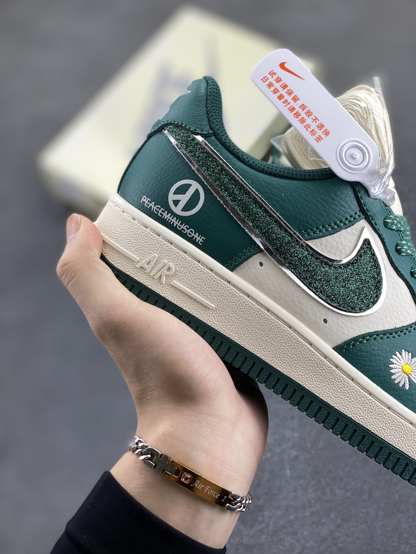 图片[6]-NIke Air Force 1 \’07 Low “权志龙联名”空军一号 低帮 运动鞋 休闲鞋 折边针车 工艺难度大 原楦头原纸板 原装鞋盒 定制五金配件 内置全掌气垫 原厂鞋底 货号：QY6818-617 尺码：36 36.5 37.5 38 38.5 39 40 40.5 41 42 42.5 43 44 44.5 45-选品中心