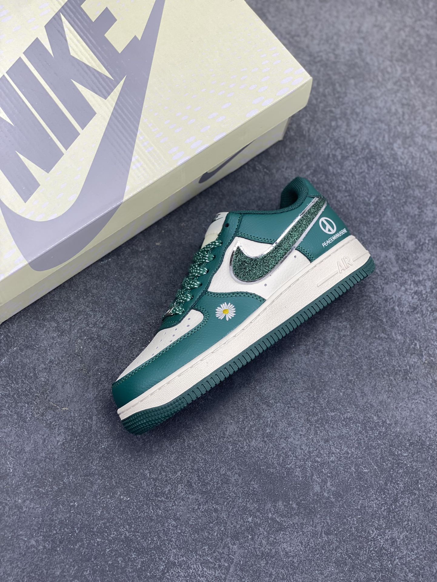 图片[7]-NIke Air Force 1 \’07 Low “权志龙联名”空军一号 低帮 运动鞋 休闲鞋 折边针车 工艺难度大 原楦头原纸板 原装鞋盒 定制五金配件 内置全掌气垫 原厂鞋底 货号：QY6818-617 尺码：36 36.5 37.5 38 38.5 39 40 40.5 41 42 42.5 43 44 44.5 45-选品中心