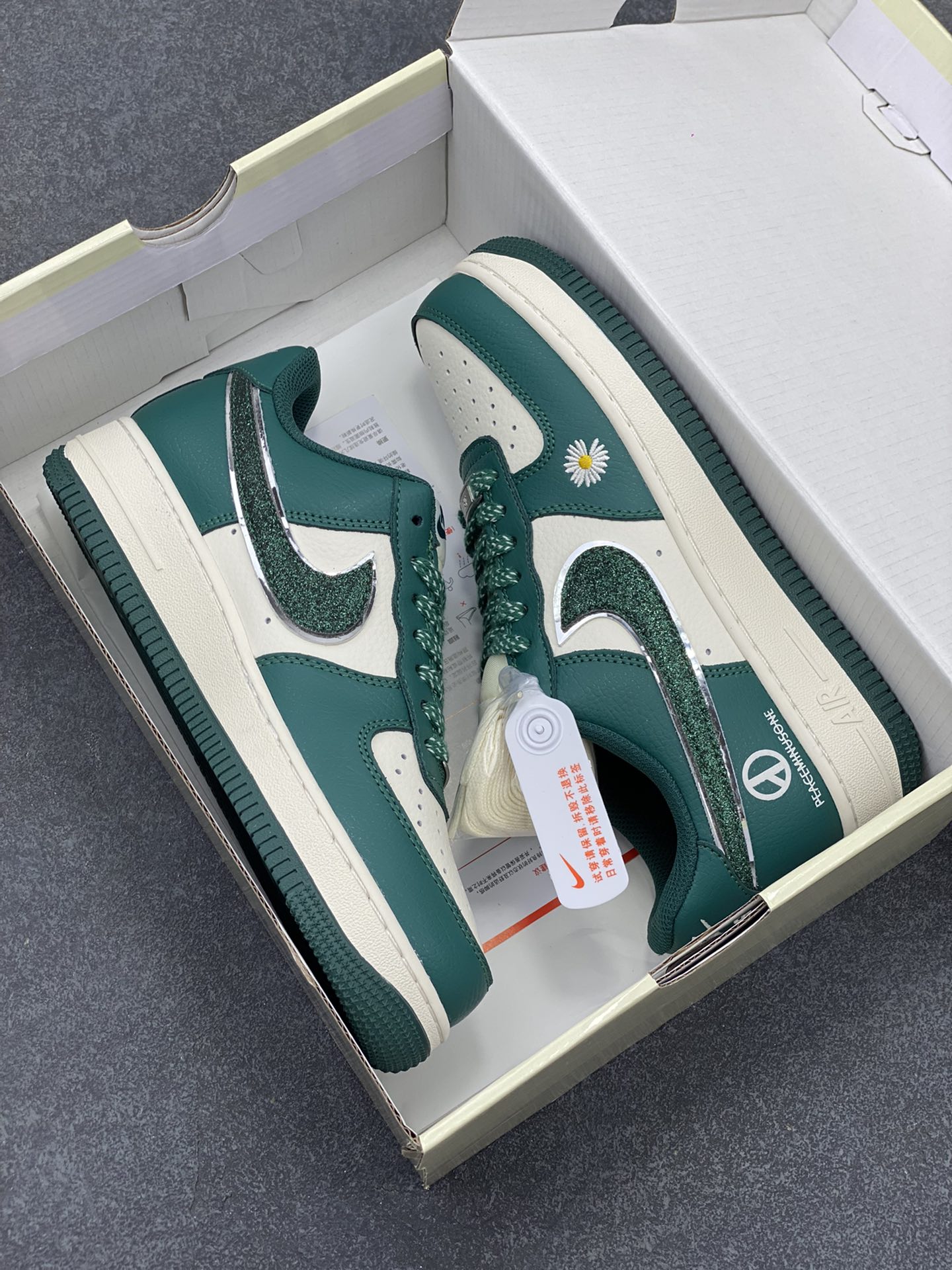 图片[9]-NIke Air Force 1 \’07 Low “权志龙联名”空军一号 低帮 运动鞋 休闲鞋 折边针车 工艺难度大 原楦头原纸板 原装鞋盒 定制五金配件 内置全掌气垫 原厂鞋底 货号：QY6818-617 尺码：36 36.5 37.5 38 38.5 39 40 40.5 41 42 42.5 43 44 44.5 45-选品中心