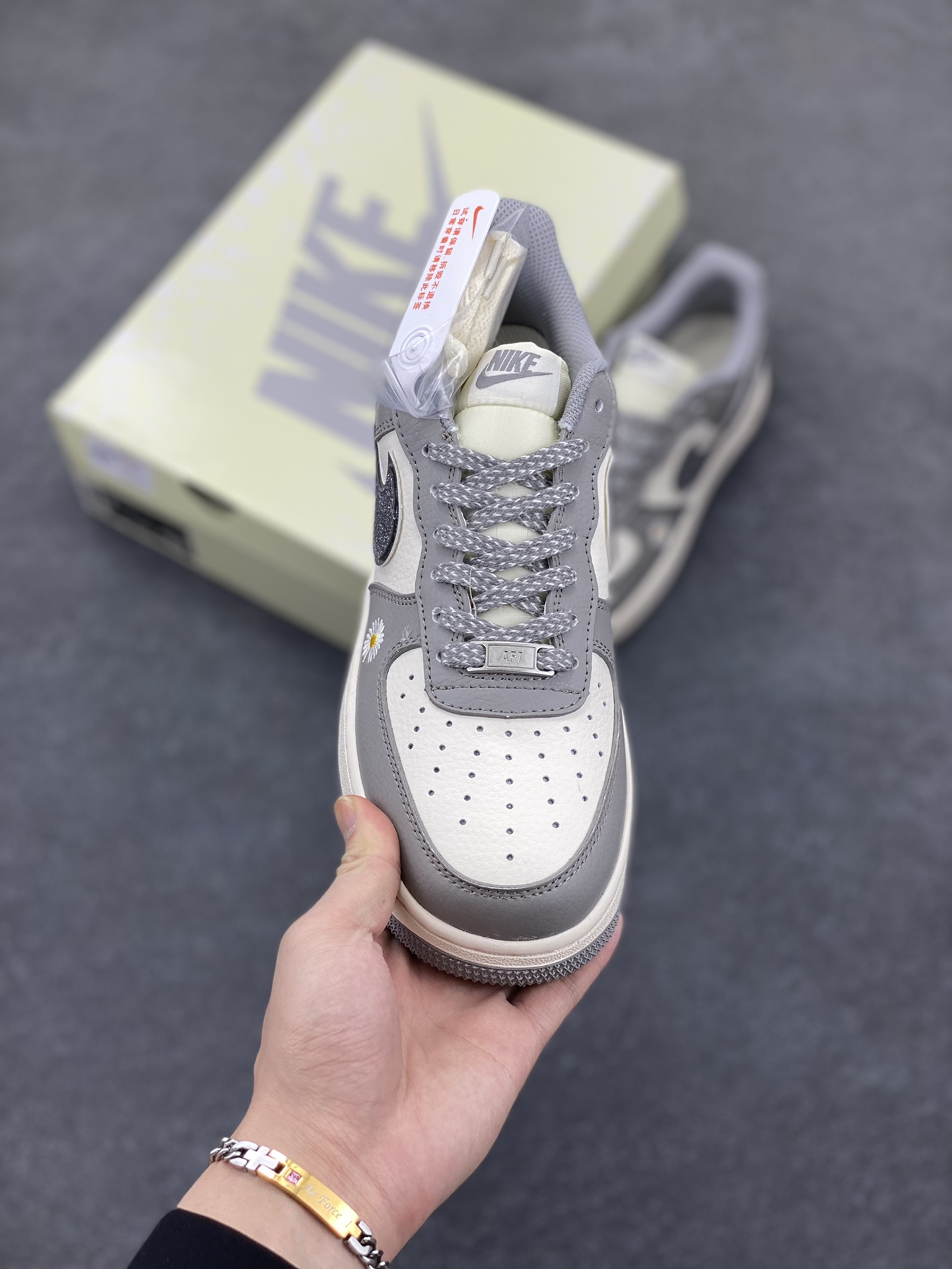 图片[2]-NIke Air Force 1 \’07 Low “权志龙联名”空军一号 低帮 运动鞋 休闲鞋 折边针车 工艺难度大 原楦头原纸板 原装鞋盒 定制五金配件 内置全掌气垫 原厂鞋底 货号：QY6818-614 尺码：36 36.5 37.5 38 38.5 39 40 40.5 41 42 42.5 43 44 44.5 45-选品中心