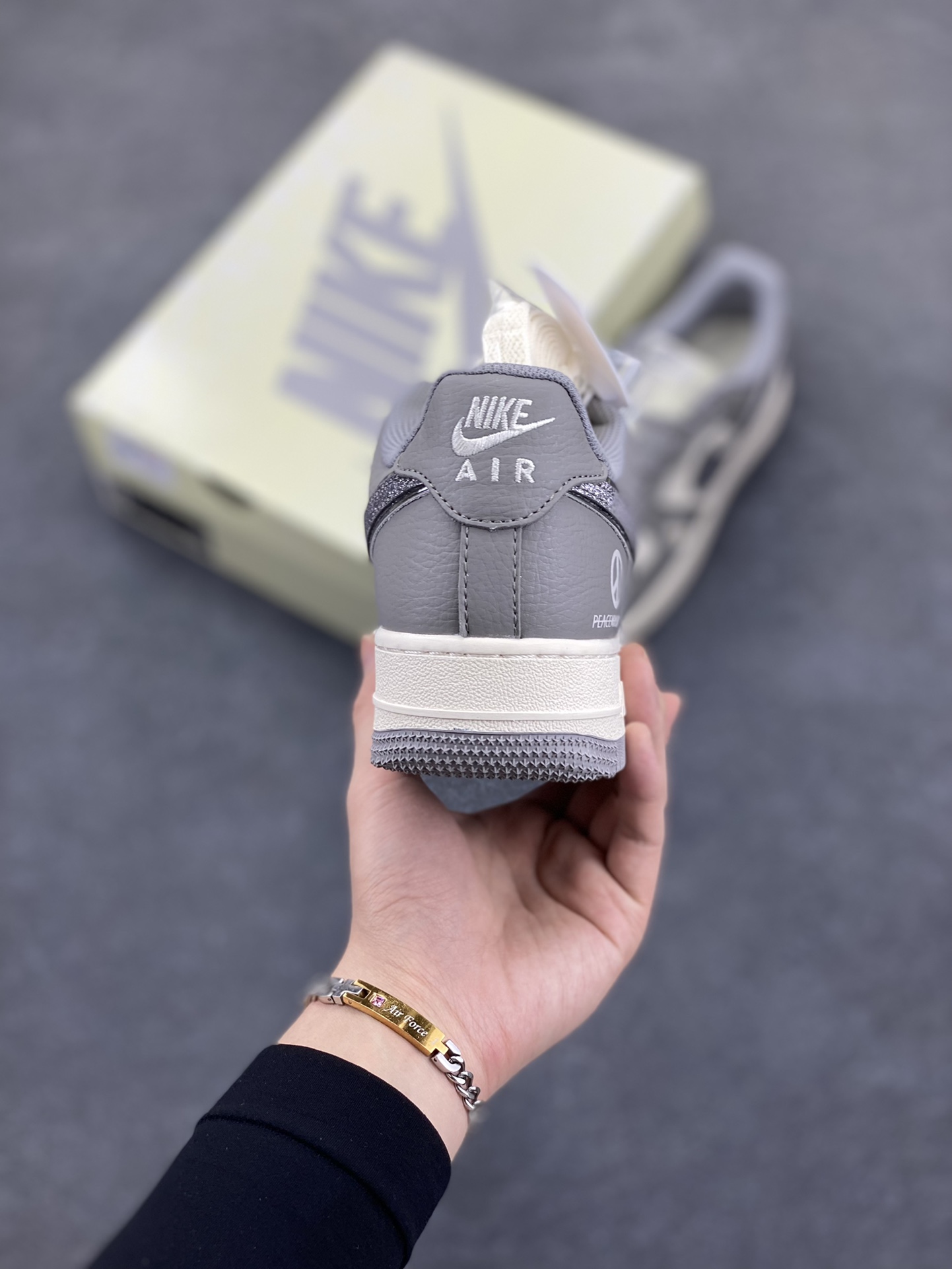 图片[4]-NIke Air Force 1 \’07 Low “权志龙联名”空军一号 低帮 运动鞋 休闲鞋 折边针车 工艺难度大 原楦头原纸板 原装鞋盒 定制五金配件 内置全掌气垫 原厂鞋底 货号：QY6818-614 尺码：36 36.5 37.5 38 38.5 39 40 40.5 41 42 42.5 43 44 44.5 45-选品中心