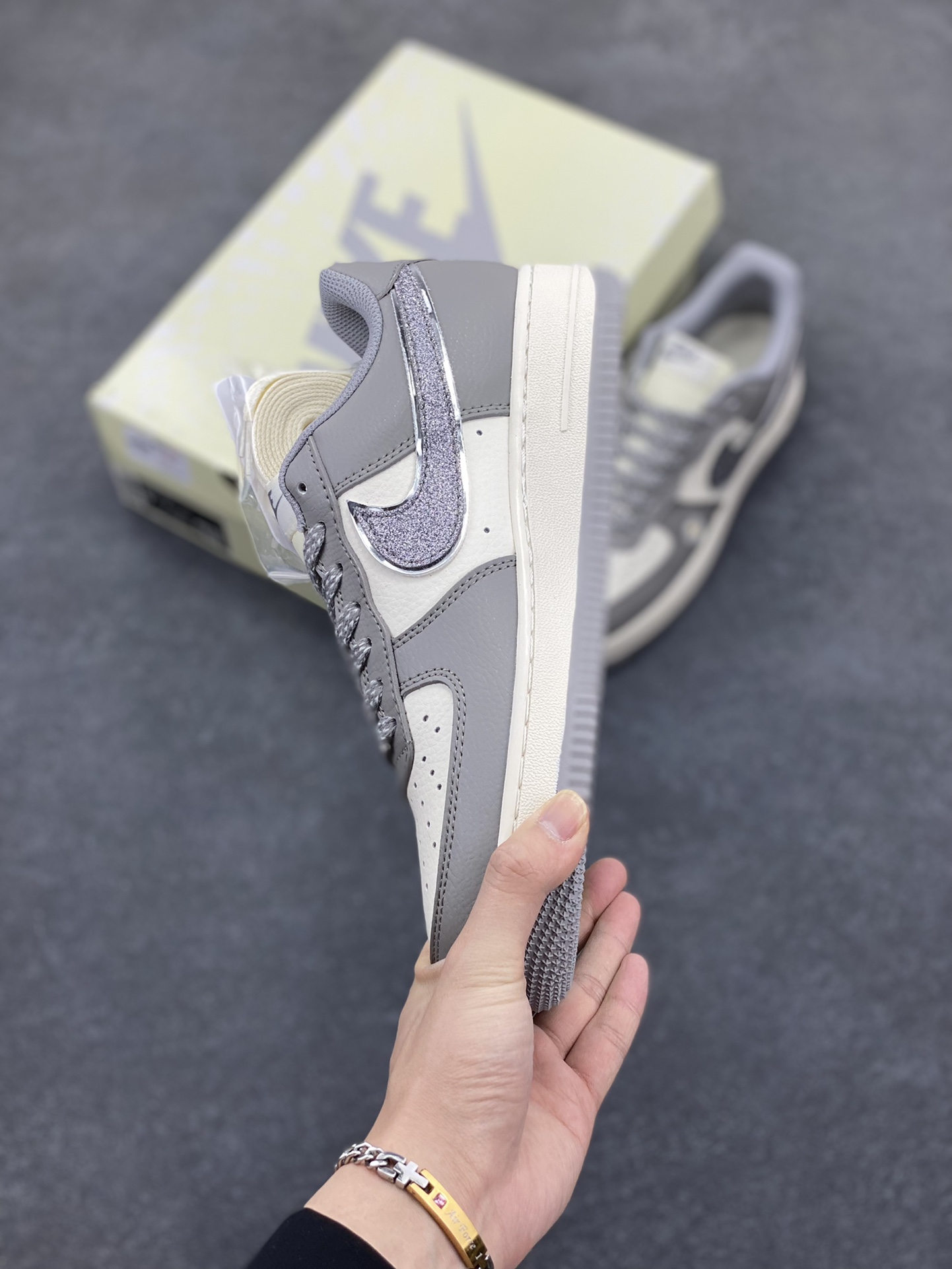 图片[3]-NIke Air Force 1 \’07 Low “权志龙联名”空军一号 低帮 运动鞋 休闲鞋 折边针车 工艺难度大 原楦头原纸板 原装鞋盒 定制五金配件 内置全掌气垫 原厂鞋底 货号：QY6818-614 尺码：36 36.5 37.5 38 38.5 39 40 40.5 41 42 42.5 43 44 44.5 45-选品中心