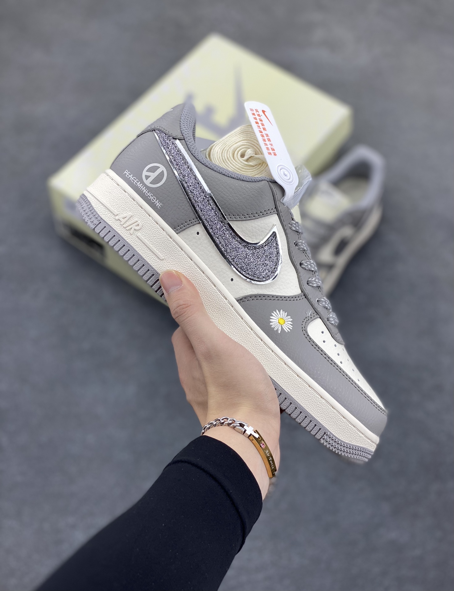 NIke Air Force 1 \’07 Low “权志龙联名”空军一号 低帮 运动鞋 休闲鞋 折边针车 工艺难度大 原楦头原纸板 原装鞋盒 定制五金配件 内置全掌气垫 原厂鞋底 货号:QY6818-614 尺码:36 36.5 37.5 38 38.5 39 40 40.5 41 42 42.5 43 44 44.5 45-选品中心