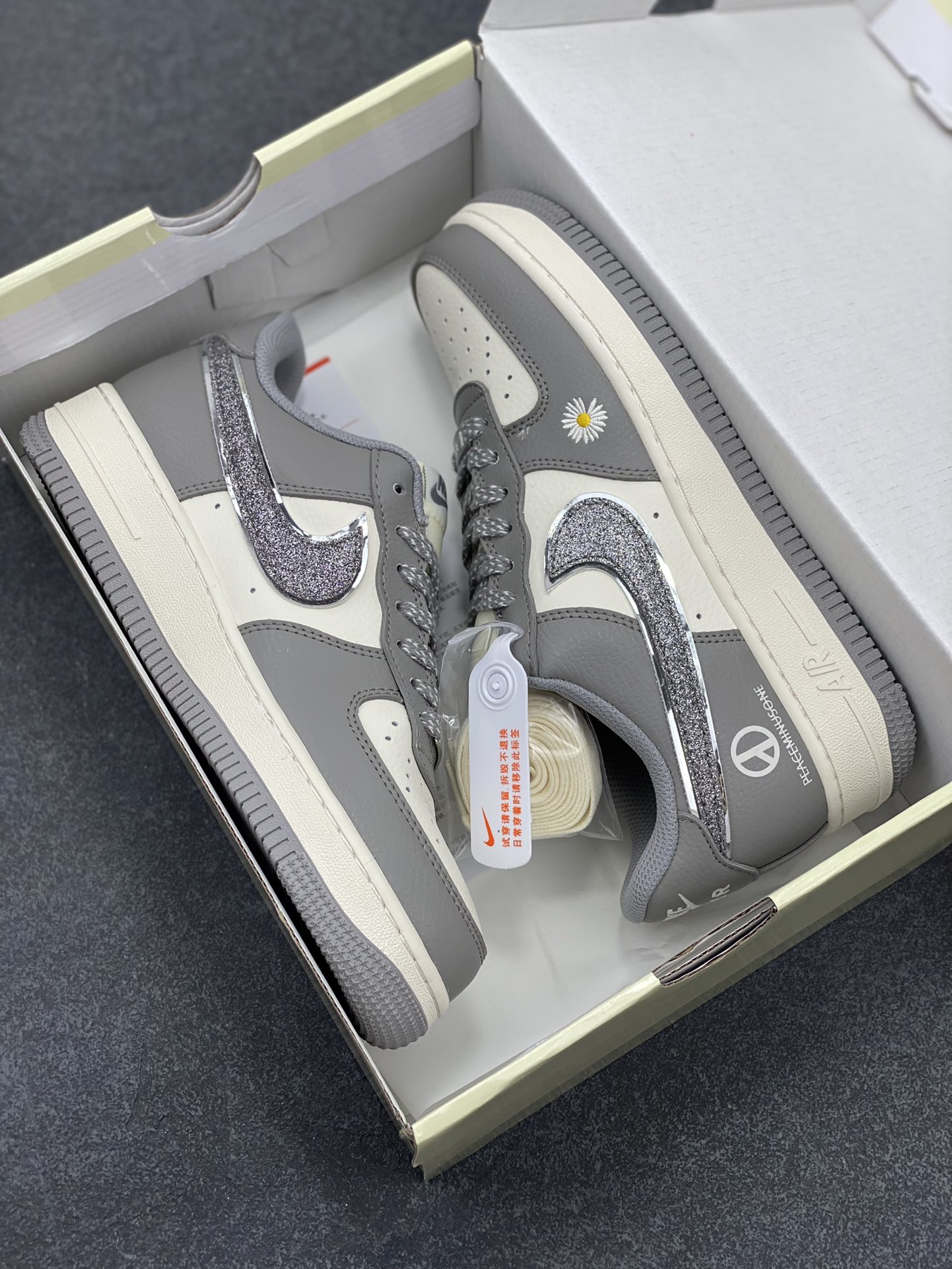 图片[9]-NIke Air Force 1 \’07 Low “权志龙联名”空军一号 低帮 运动鞋 休闲鞋 折边针车 工艺难度大 原楦头原纸板 原装鞋盒 定制五金配件 内置全掌气垫 原厂鞋底 货号：QY6818-614 尺码：36 36.5 37.5 38 38.5 39 40 40.5 41 42 42.5 43 44 44.5 45-选品中心