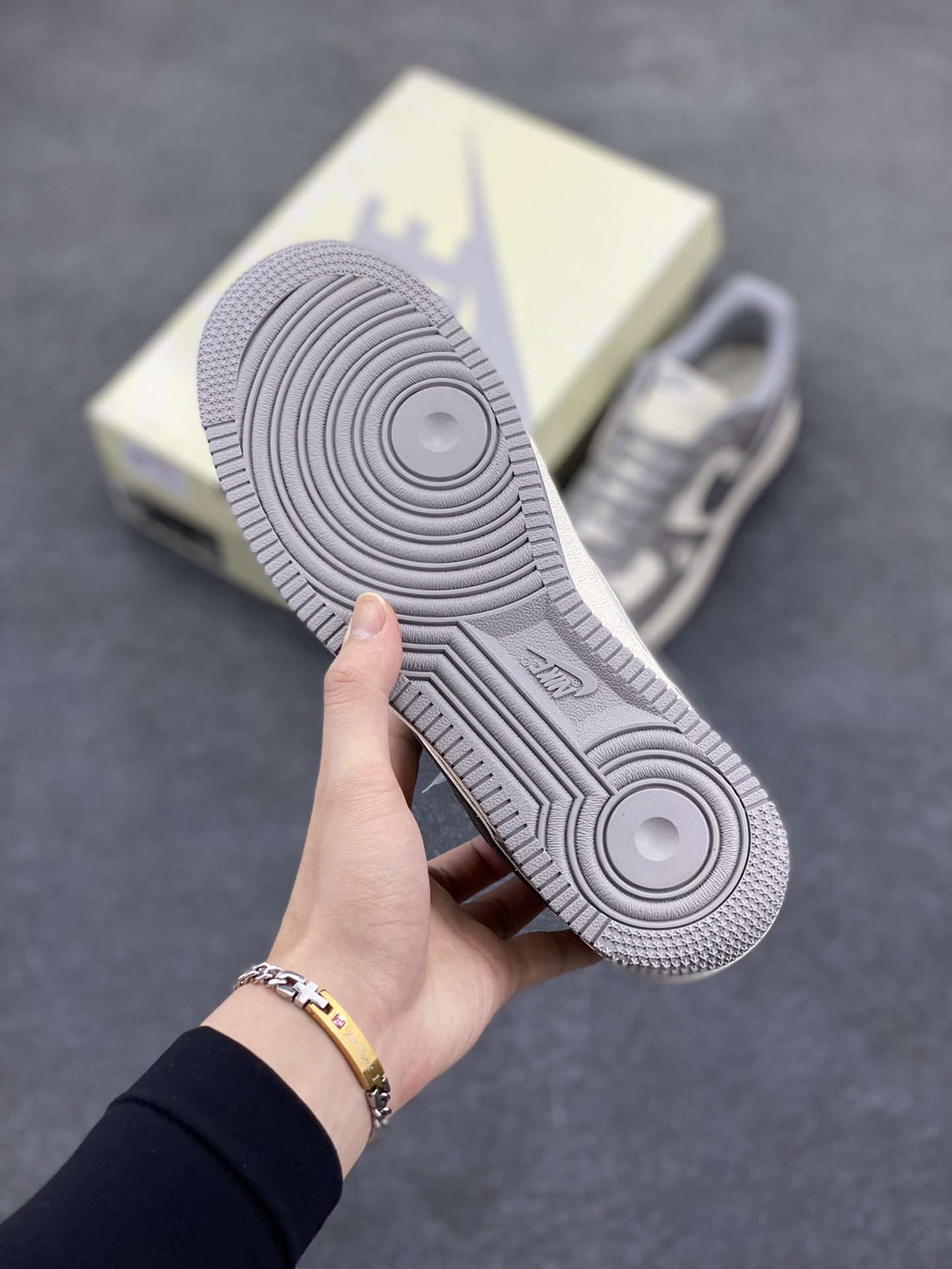 图片[5]-NIke Air Force 1 \’07 Low “权志龙联名”空军一号 低帮 运动鞋 休闲鞋 折边针车 工艺难度大 原楦头原纸板 原装鞋盒 定制五金配件 内置全掌气垫 原厂鞋底 货号：QY6818-614 尺码：36 36.5 37.5 38 38.5 39 40 40.5 41 42 42.5 43 44 44.5 45-选品中心