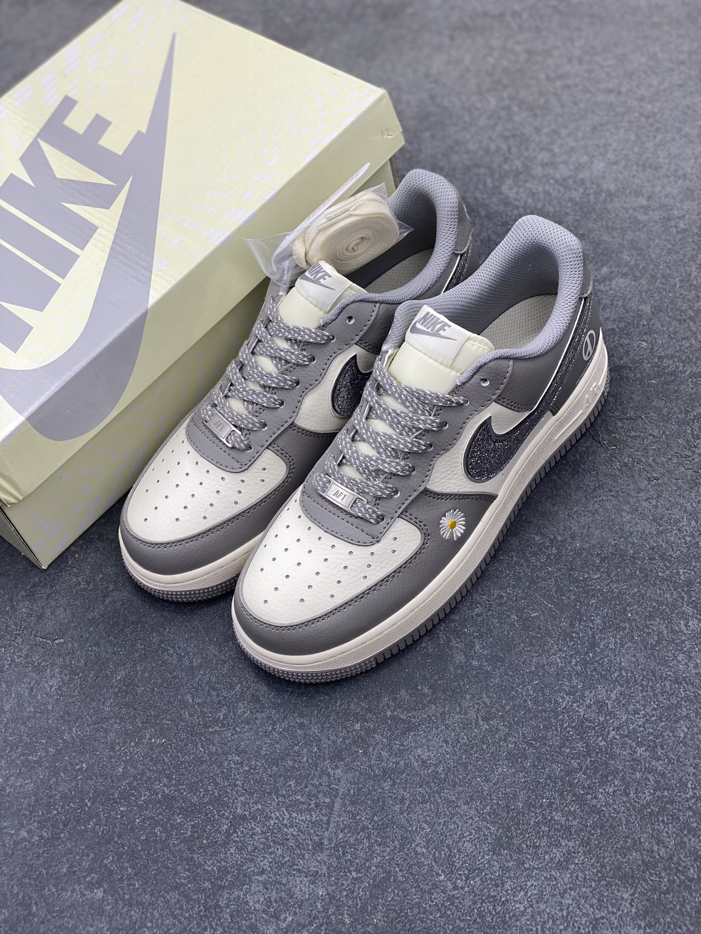 图片[8]-NIke Air Force 1 \’07 Low “权志龙联名”空军一号 低帮 运动鞋 休闲鞋 折边针车 工艺难度大 原楦头原纸板 原装鞋盒 定制五金配件 内置全掌气垫 原厂鞋底 货号：QY6818-614 尺码：36 36.5 37.5 38 38.5 39 40 40.5 41 42 42.5 43 44 44.5 45-选品中心