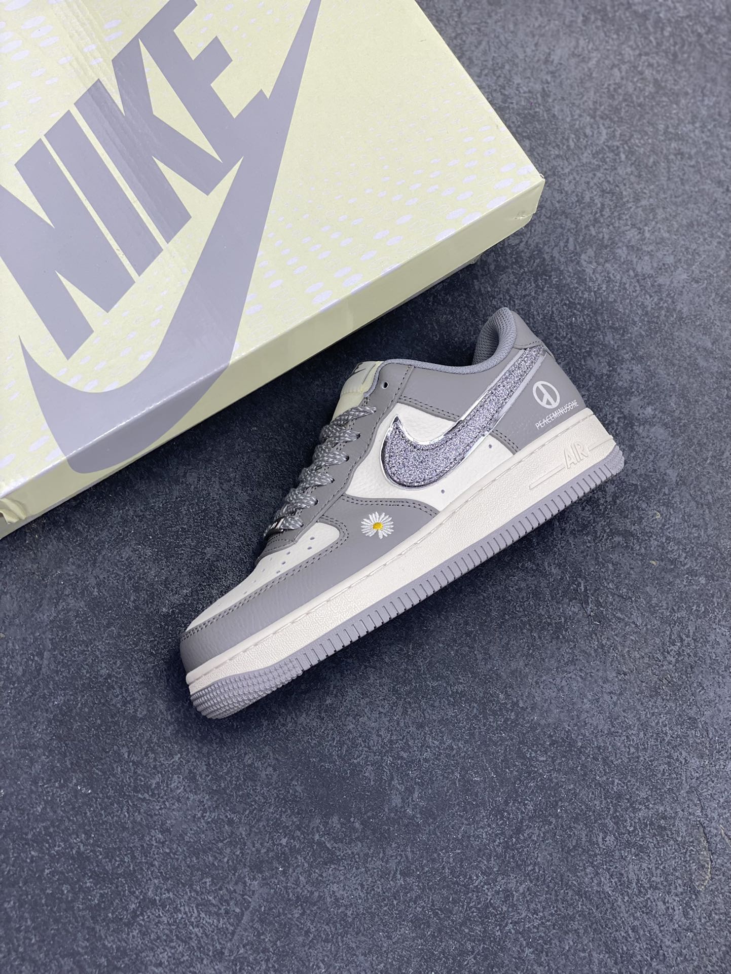 图片[7]-NIke Air Force 1 \’07 Low “权志龙联名”空军一号 低帮 运动鞋 休闲鞋 折边针车 工艺难度大 原楦头原纸板 原装鞋盒 定制五金配件 内置全掌气垫 原厂鞋底 货号：QY6818-614 尺码：36 36.5 37.5 38 38.5 39 40 40.5 41 42 42.5 43 44 44.5 45-选品中心