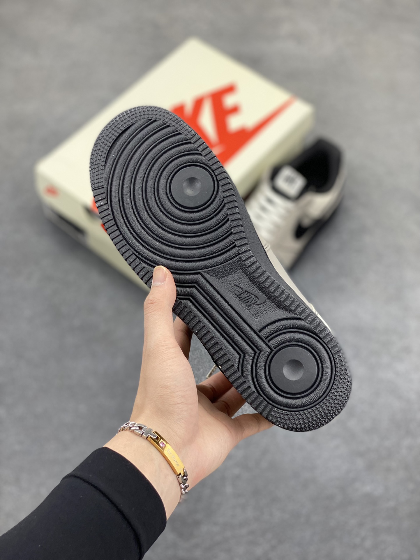 图片[5]-NIke Air Force 1 \’07 Low “UN联名——复古灰”空军一号 低帮 运动鞋 休闲鞋 折边针车 工艺难度大 原楦头原纸板 原装鞋盒 定制五金配件 内置全掌气垫 原厂鞋底 货号：KK1988-064 尺码：36 36.5 37.5 38 38.5 39 40 40.5 41 42 42.5 43 44 44.5 45-选品中心